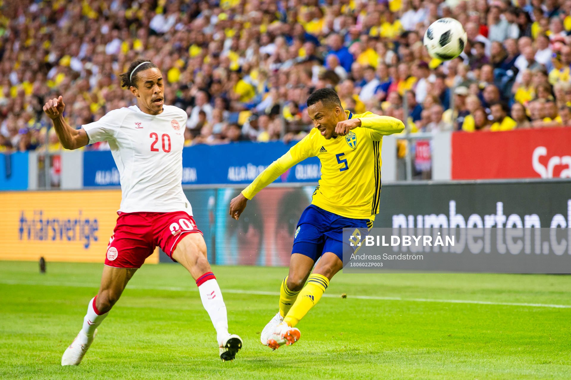 Danmarks Yussuf Yuray Poulsen och Sveriges Martin Olsson