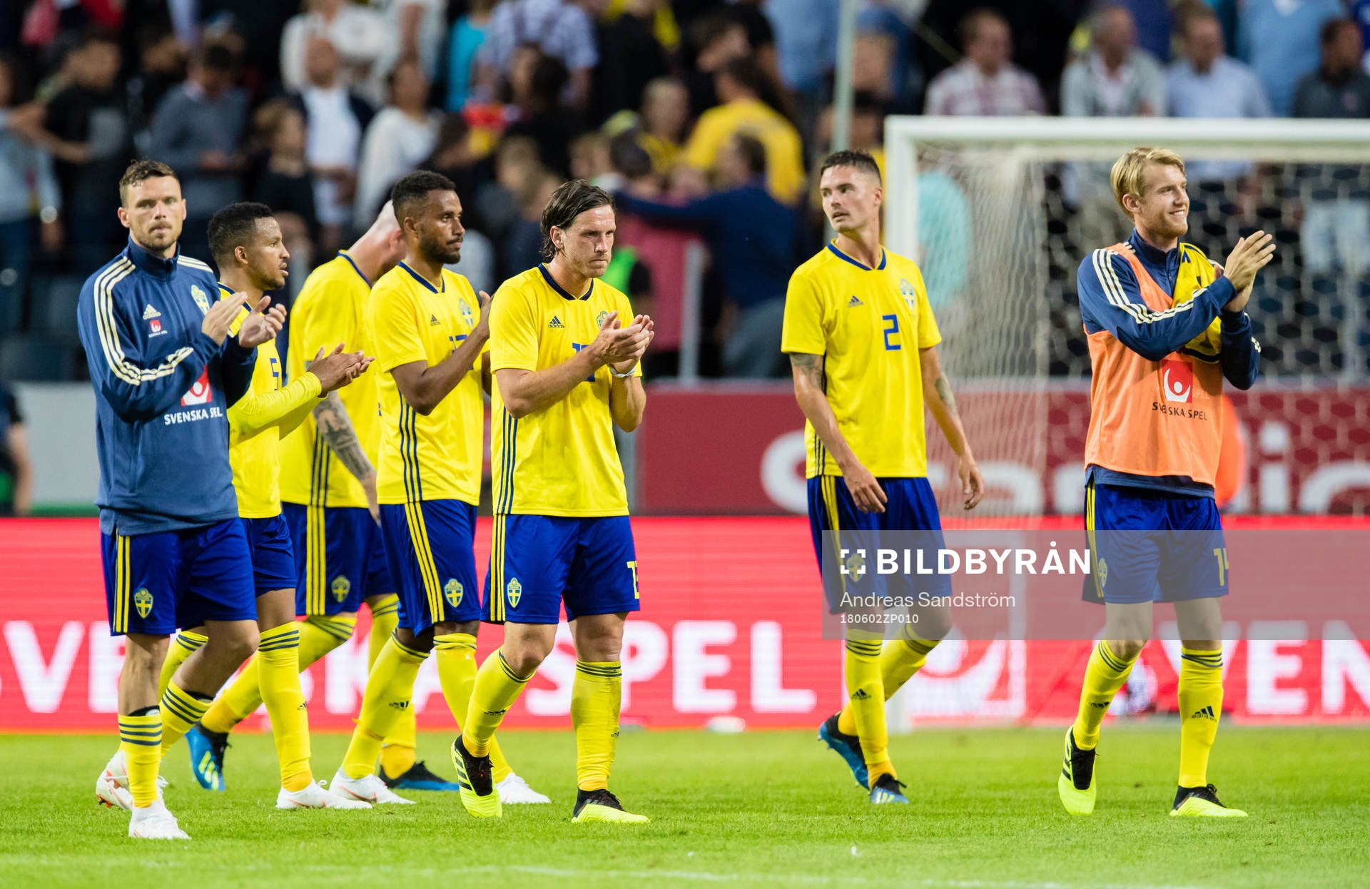 Sveriges spelare tackar publiken
