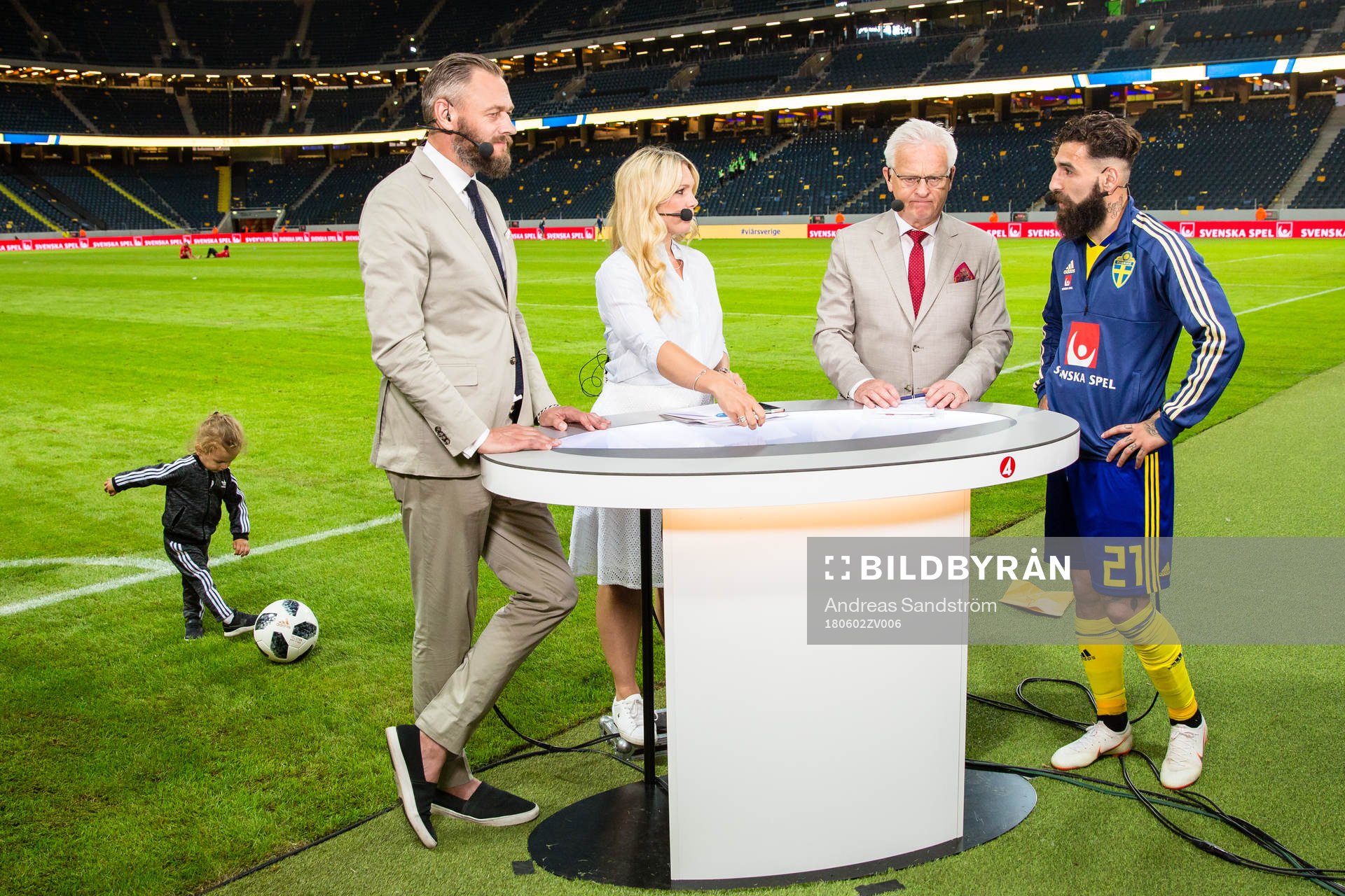 Cmores Olof Lundh, Anna Brolin och Hans Backe intervjuar