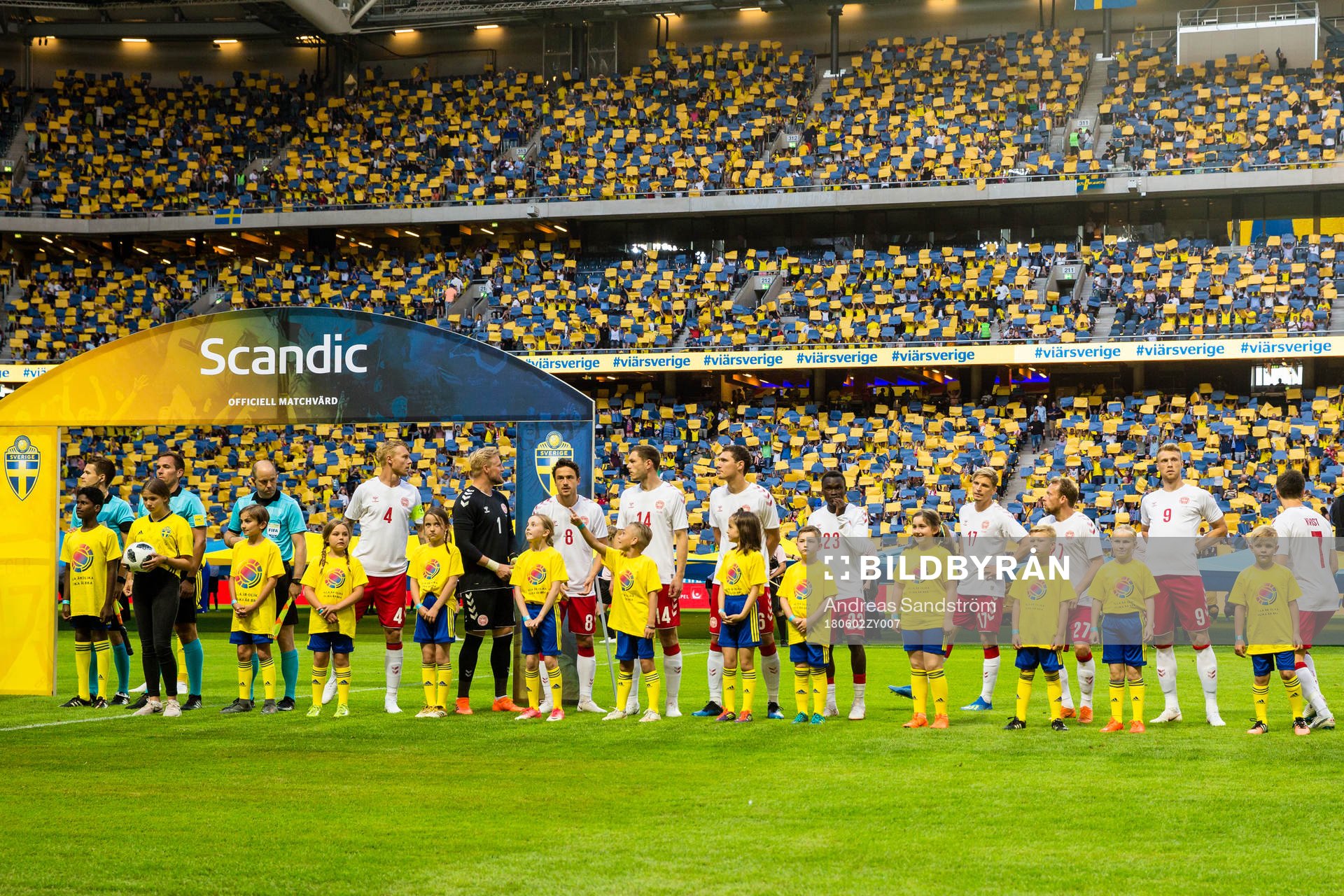 Knattar framför Danmarks spelare