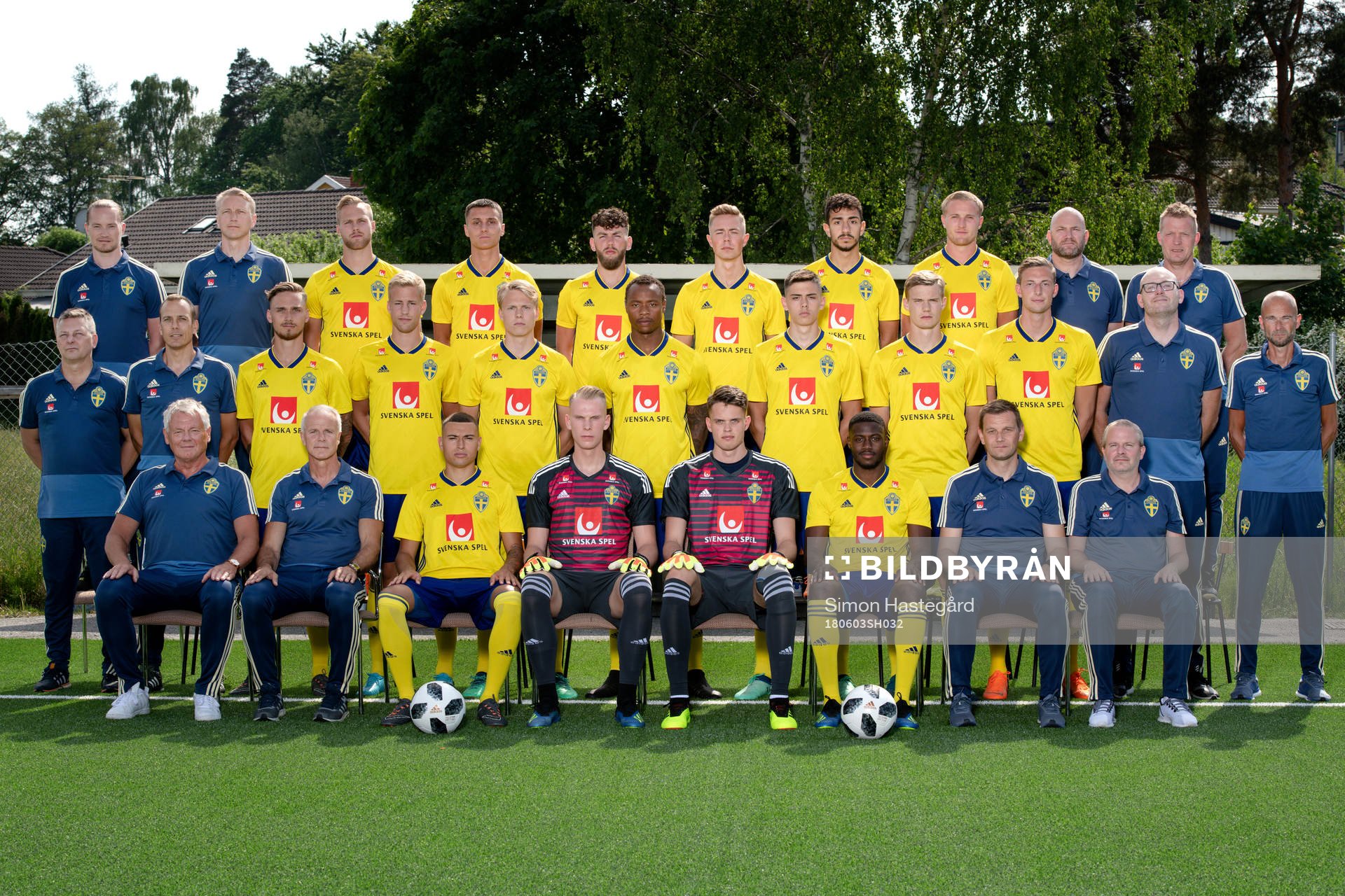 Sveriges U21-landslag i fotboll poserar för ett porträtt den 3 juni 2018 i Stockholm. Bakre raden fr.v. Gustav Engvall, Jonathan Levi, Erdal Rakip, Joel Andersson, Daleho Irandust och Franz Brorsson. Mellersta raden fr.v. Linus Wahlqvist, Filip Dagerstål, Jonathan Augustinsson, Carlos Strandberg, Dennis Hadzikadunic, Svante Ingelsson och Gustaf Nilsson. Främre raden fr.v. Roland Nilsson, Förbundskapten, Jordan Larsson, Pontus Dahlberg, Målvakt, Oscar Linnér, målvakt, Isak Ssewankambo och Andreas Pettersson, Assisterande förbundskapten tillsammans med ledare och övriga spelare.