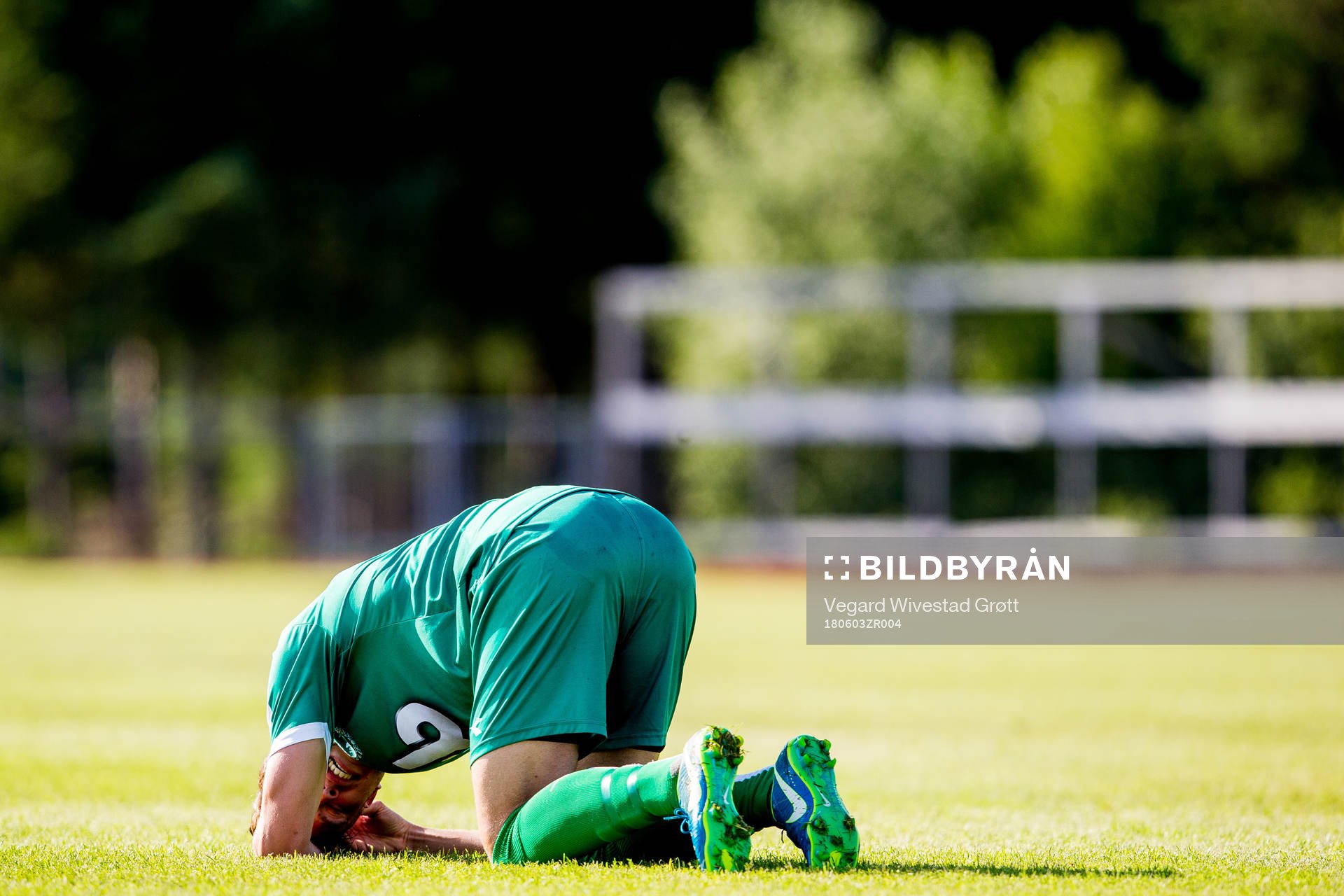 Erlend Hellevik Larsen of Nest-Sotra with an injury