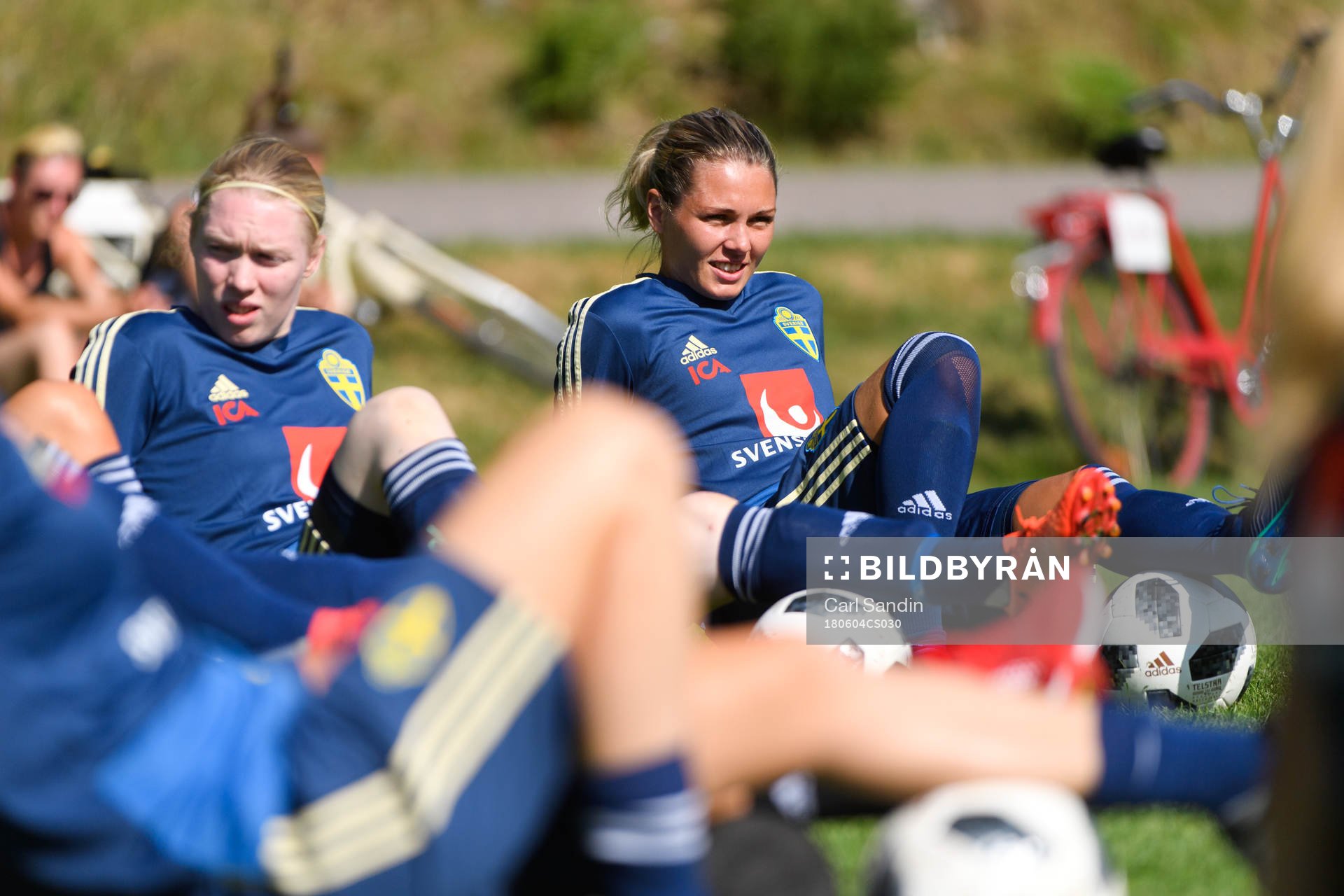 Målvakt Hedvig Lindahl och målvakt Jennifer Falk