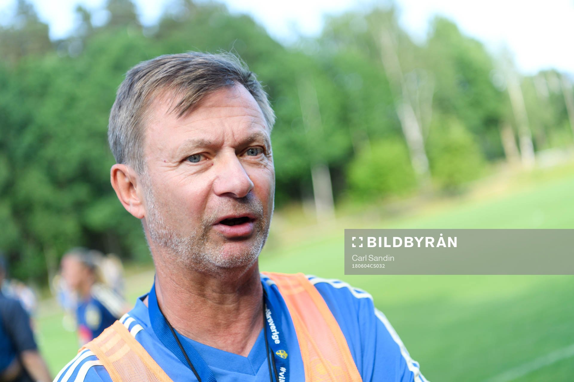 Förbundskapten Peter Gerhardsson blir intervjuad
