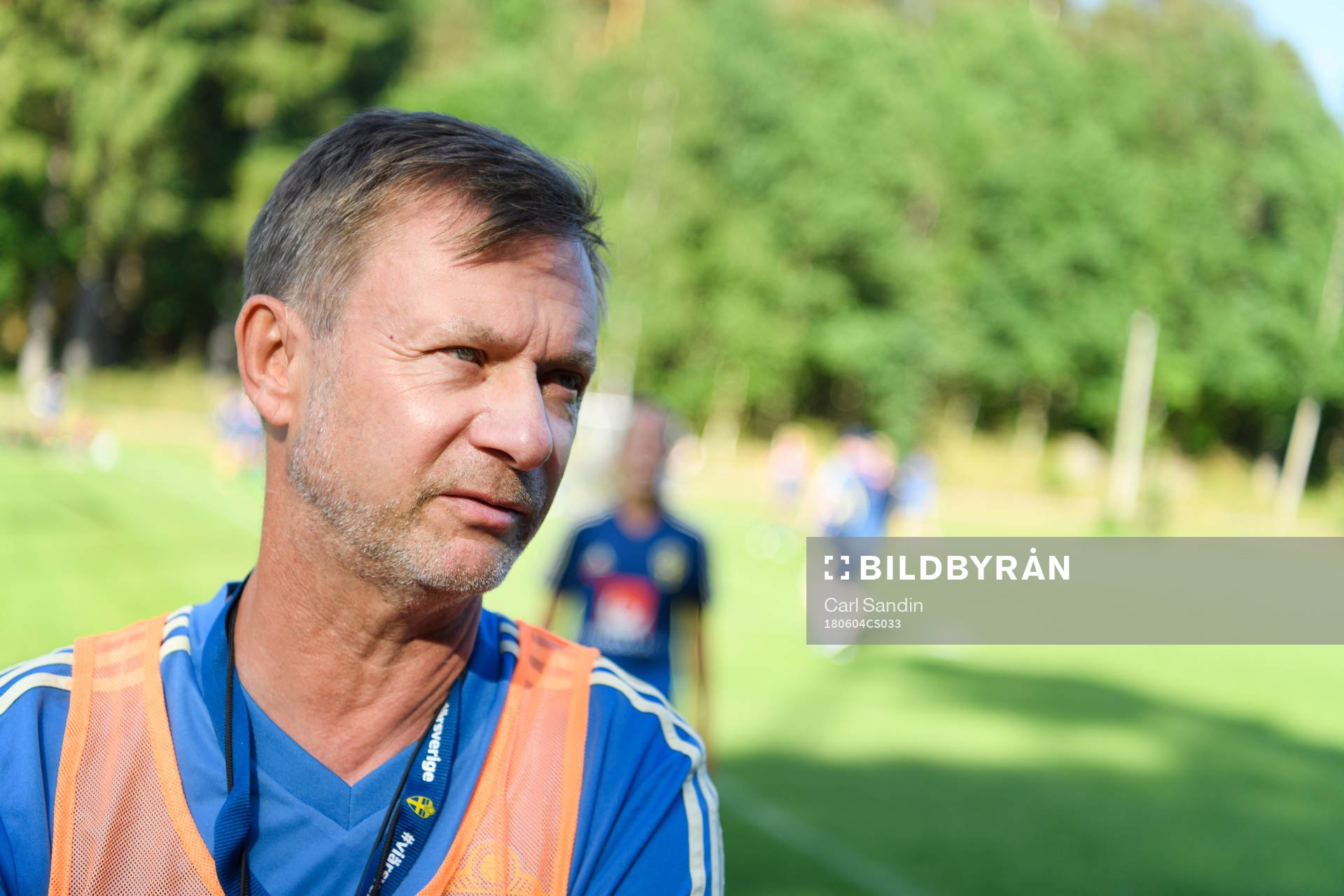 Förbundskapten Peter Gerhardsson blir intervjuad