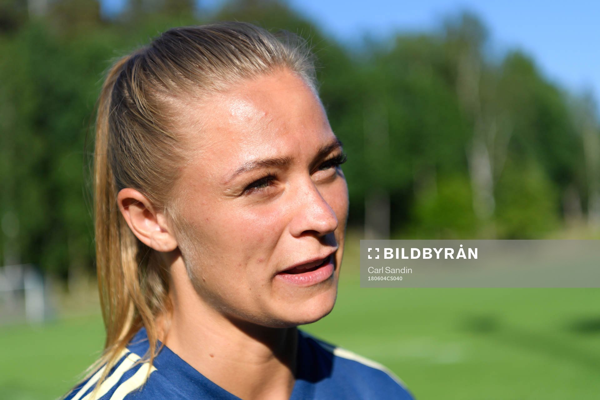 Fridolina Rolfö blir intervjuad