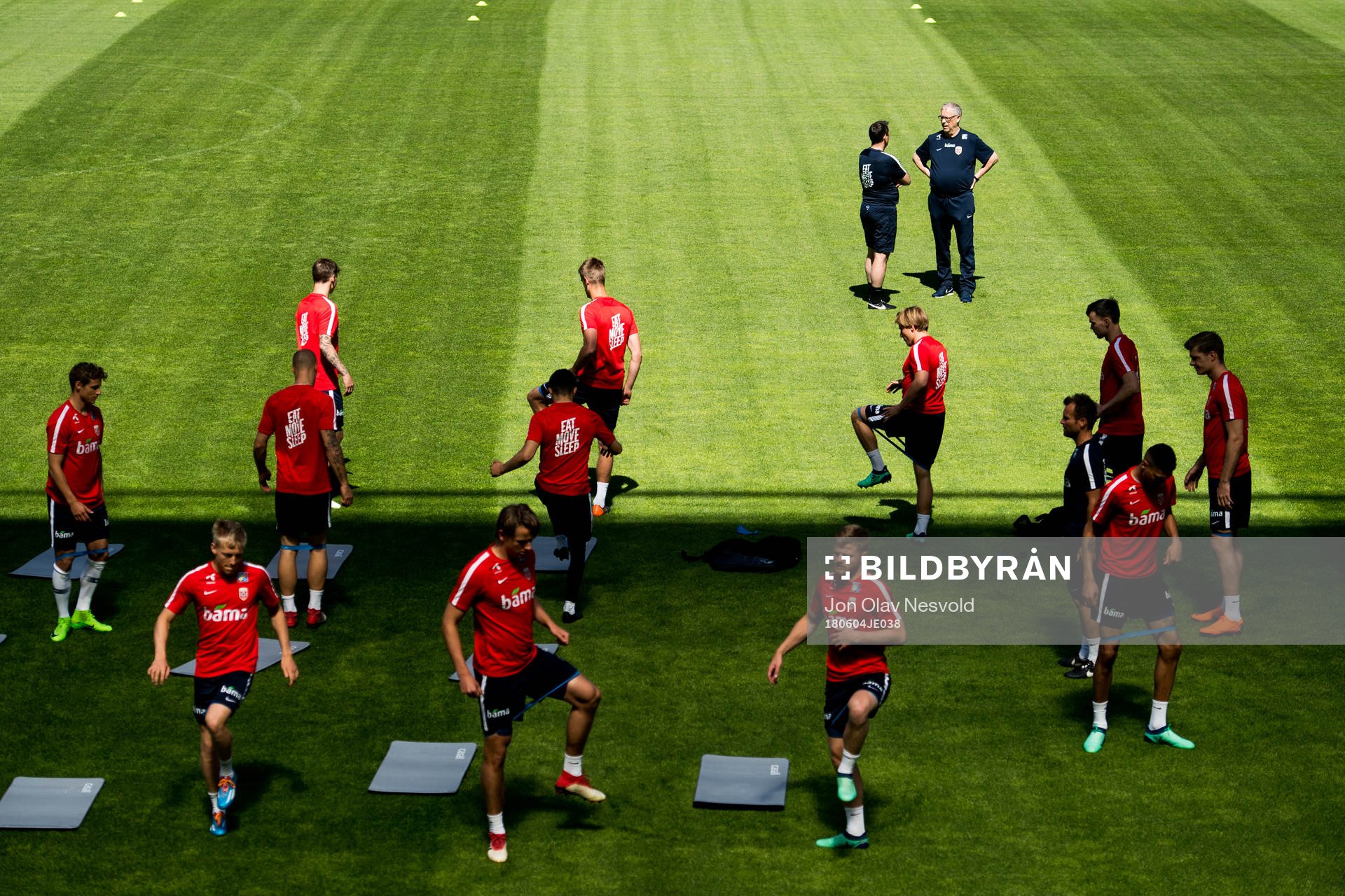 Lars Lagerbäck, head coach of Norway, and the players of