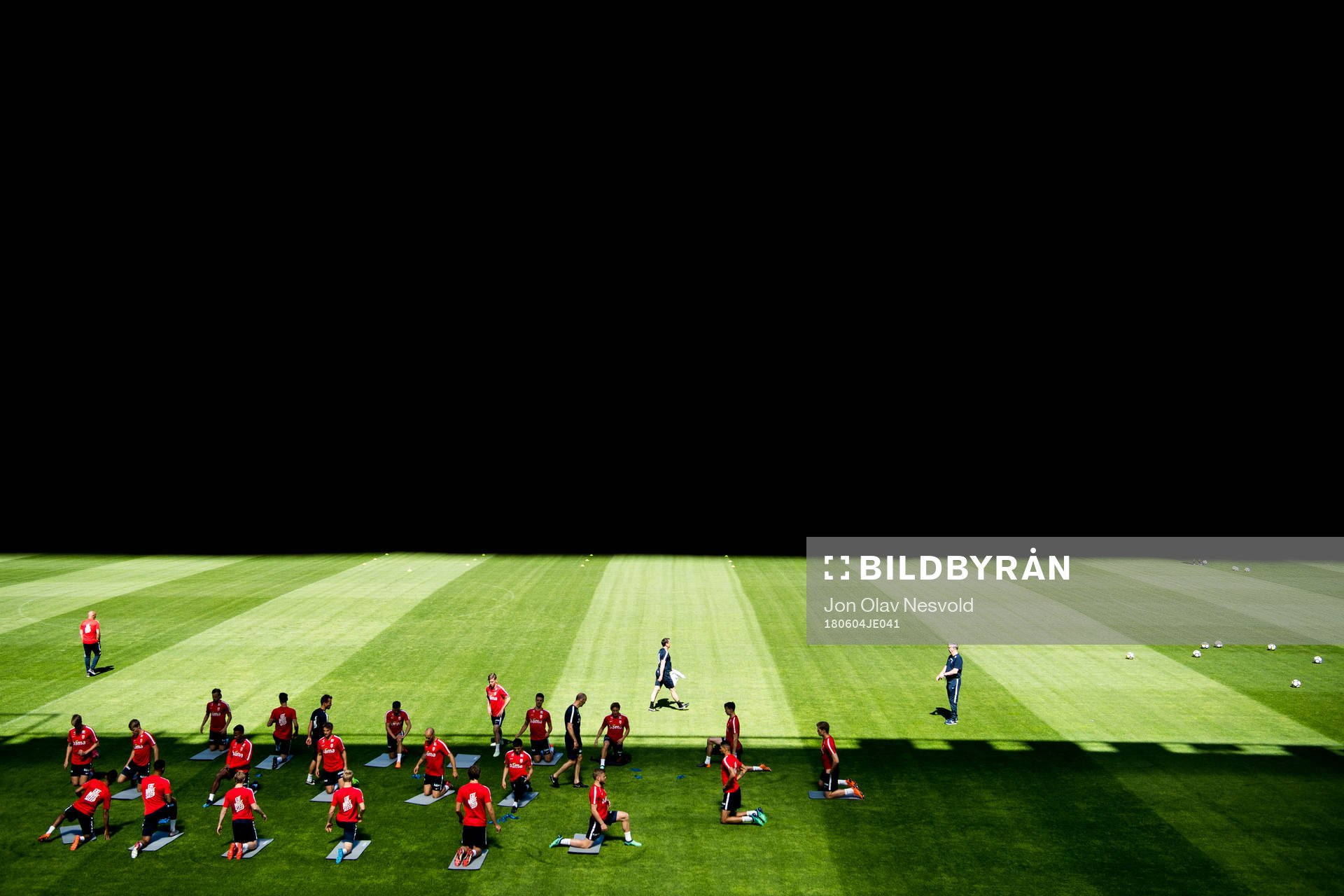 Lars Lagerbäck, head coach of Norway, and the players of