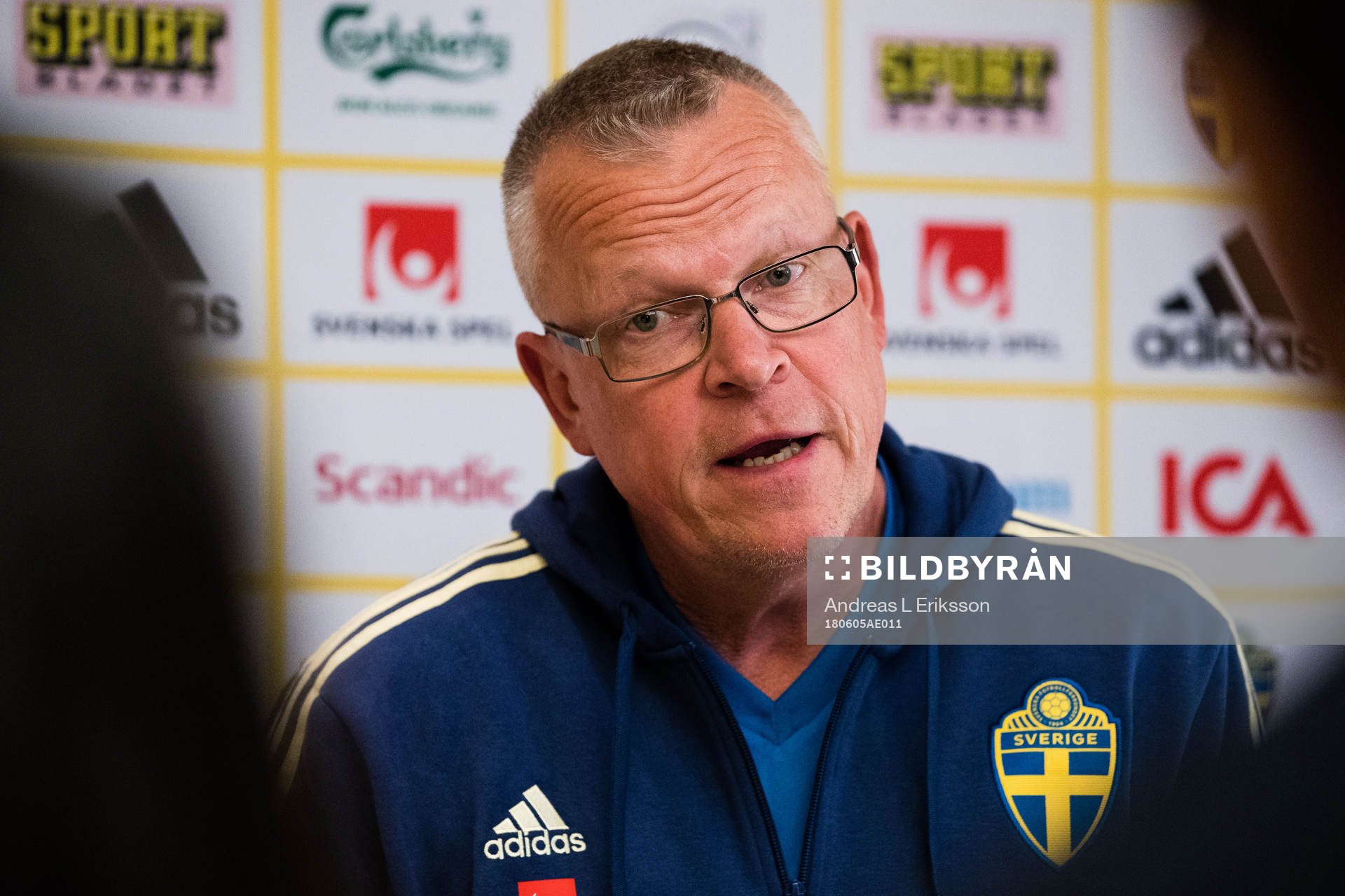 Sveriges förbundskapten Janne Andersson blir intervjuad av