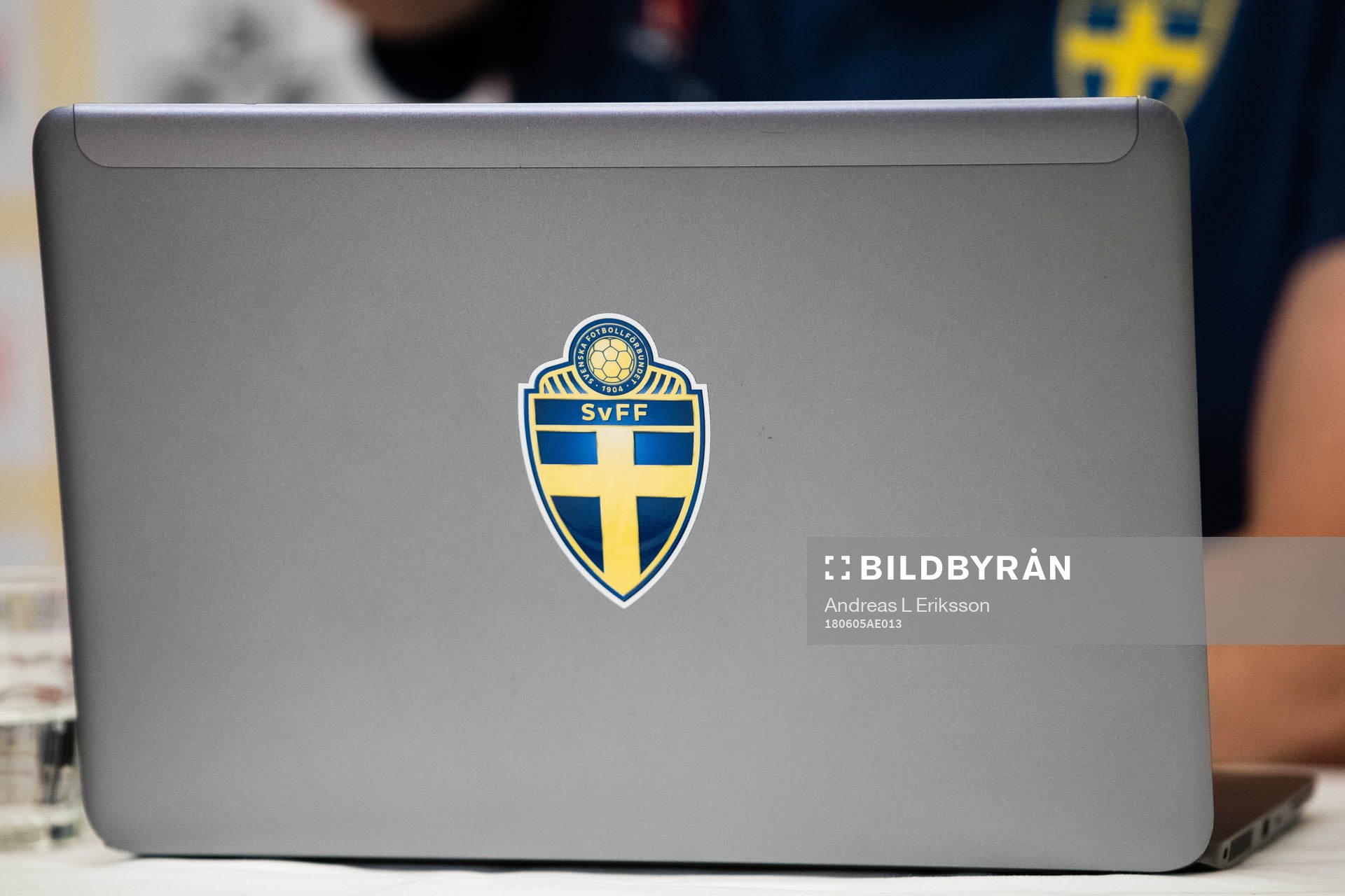 En bärbar dator med Svenska Fotbollbörbundets emblem på