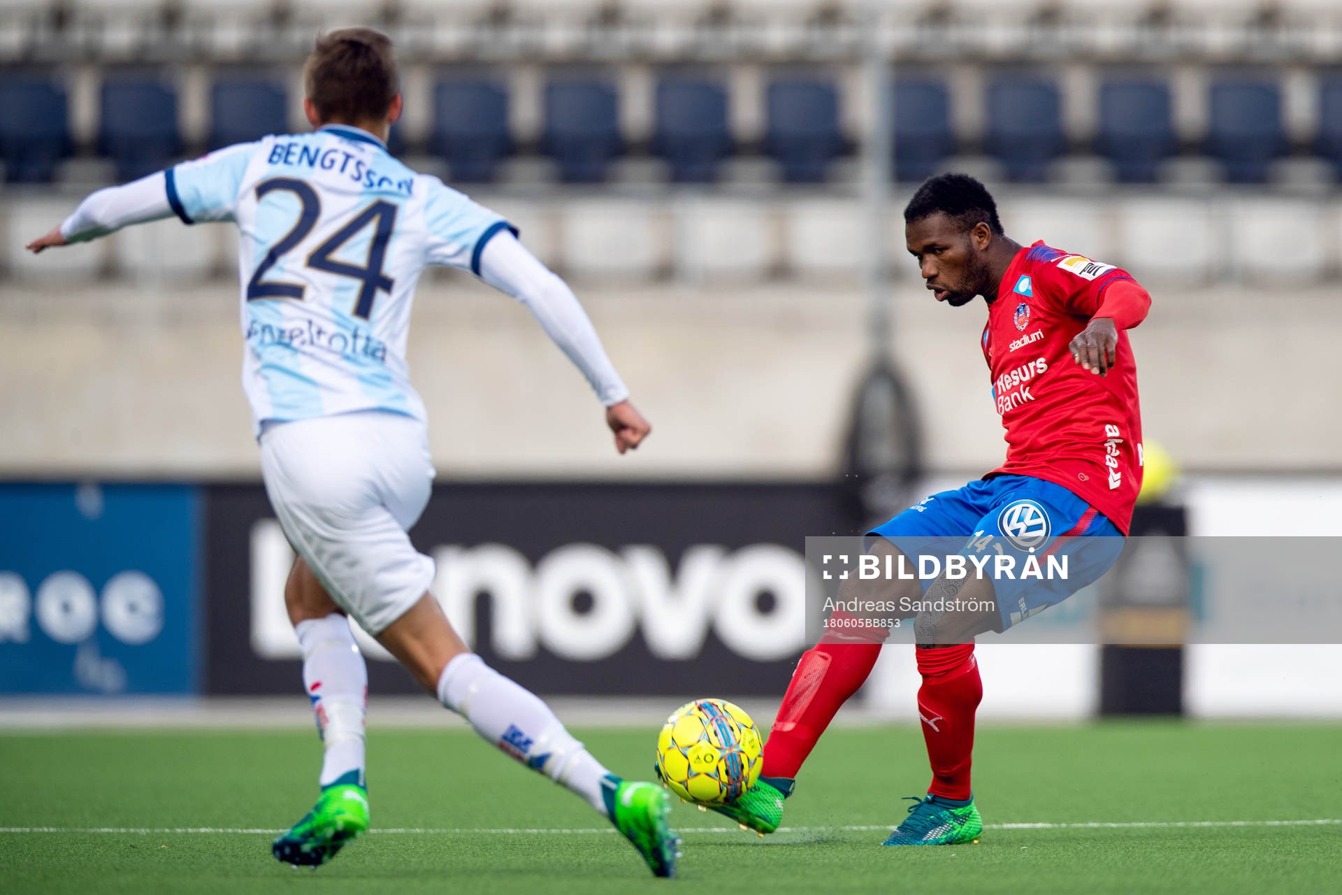 Gefles Leo Bengtsson och Helsingborgs Mohammed Abubakari