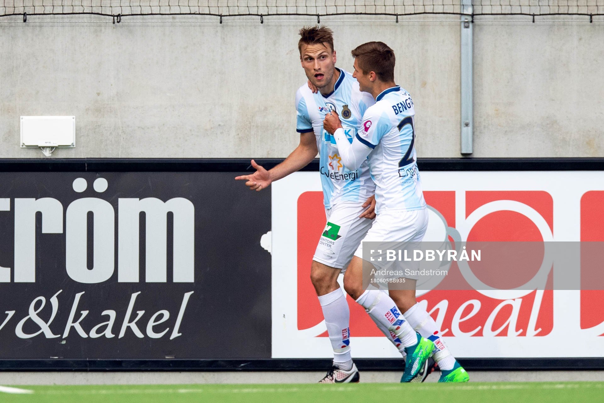 Gefles Erik Törnros och Leo Bengtsson jublar efter 1-0 av Törnros under matchen i Superettan mellan Gefle och Helsingborg den 5 juni 2018 i Gävle.