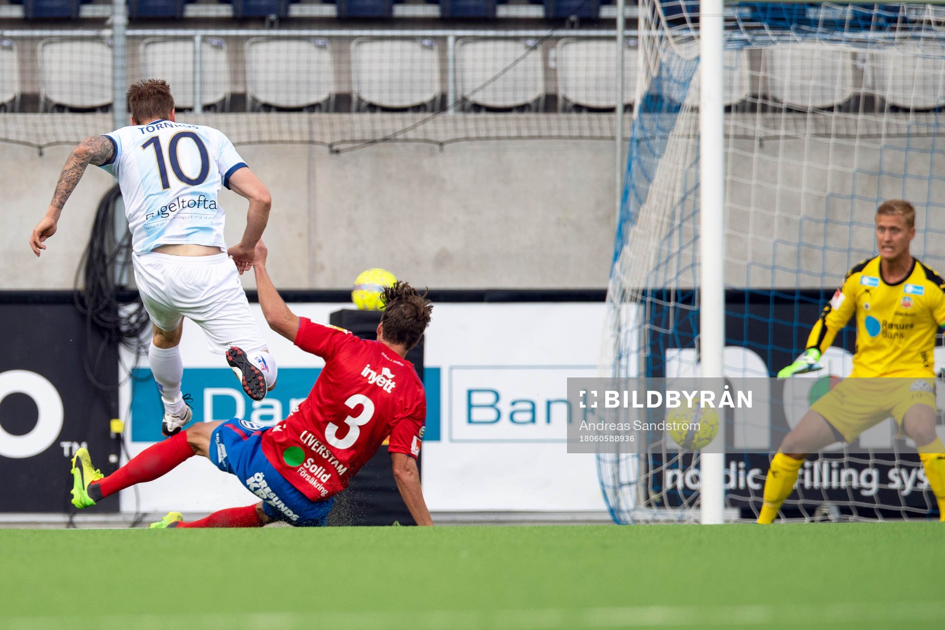 Gefles Erik Törnros gör 1-0 bakom Helsingborgs målvakt Pär Hansson under matchen i Superettan mellan Gefle och Helsingborg den 5 juni 2018 i Gävle.