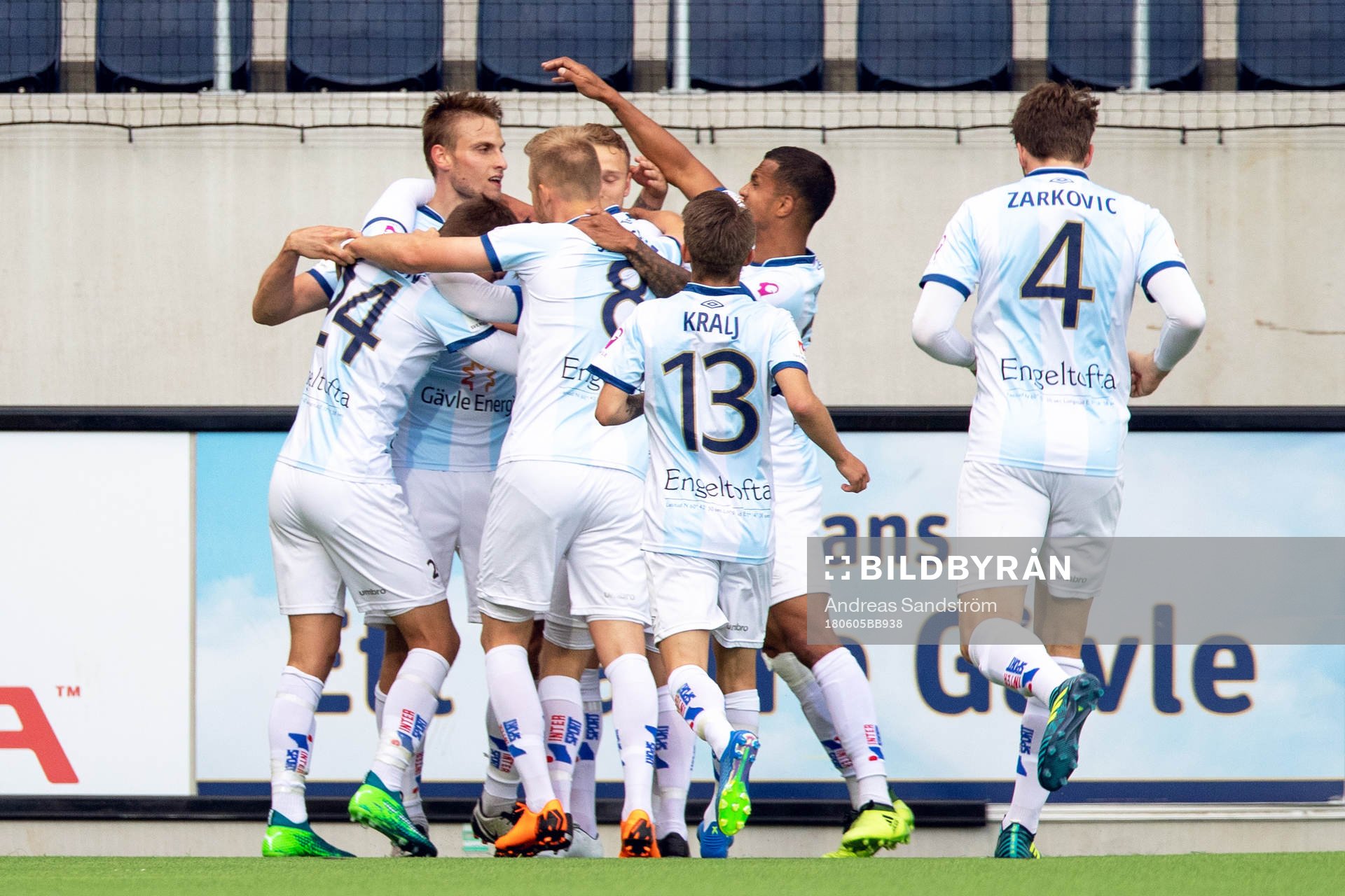 Gefles Erik Törnros jublar med lagkamrater efter 1-0 under matchen i Superettan mellan Gefle och Helsingborg den 5 juni 2018 i Gävle. 