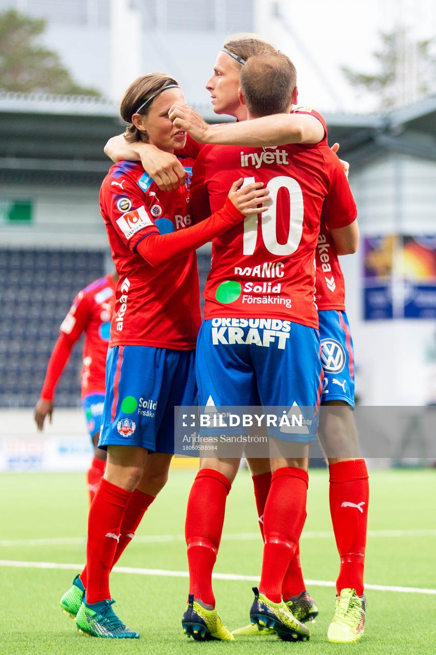 Helsingborgs Carl Johansson jublar med lagkamrater efter 1-1 under matchen i Superettan mellan Gefle och Helsingborg den 5 juni 2018 i Gävle.