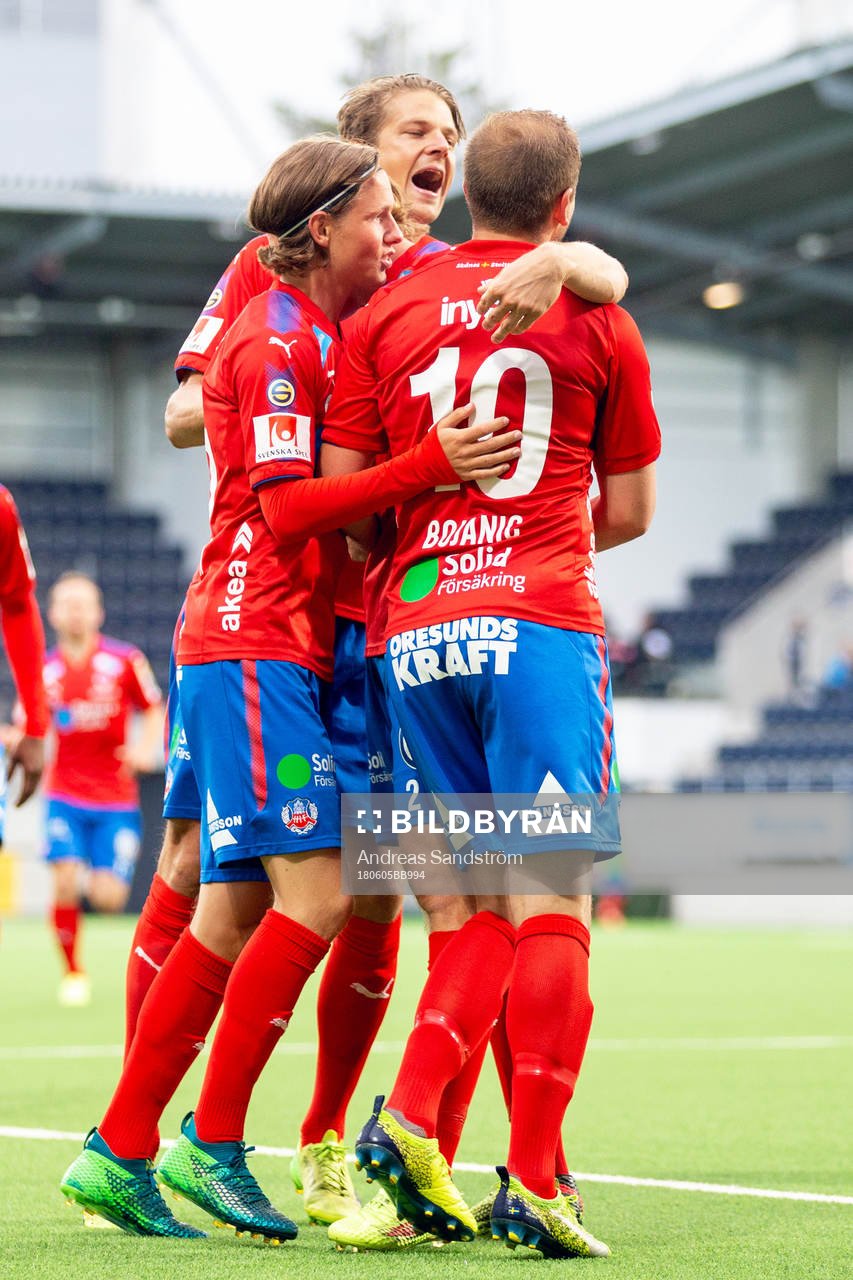 Helsingborgs Carl Johansson jublar med lagkamrater efter 1-1 under matchen i Superettan mellan Gefle och Helsingborg den 5 juni 2018 i Gävle.