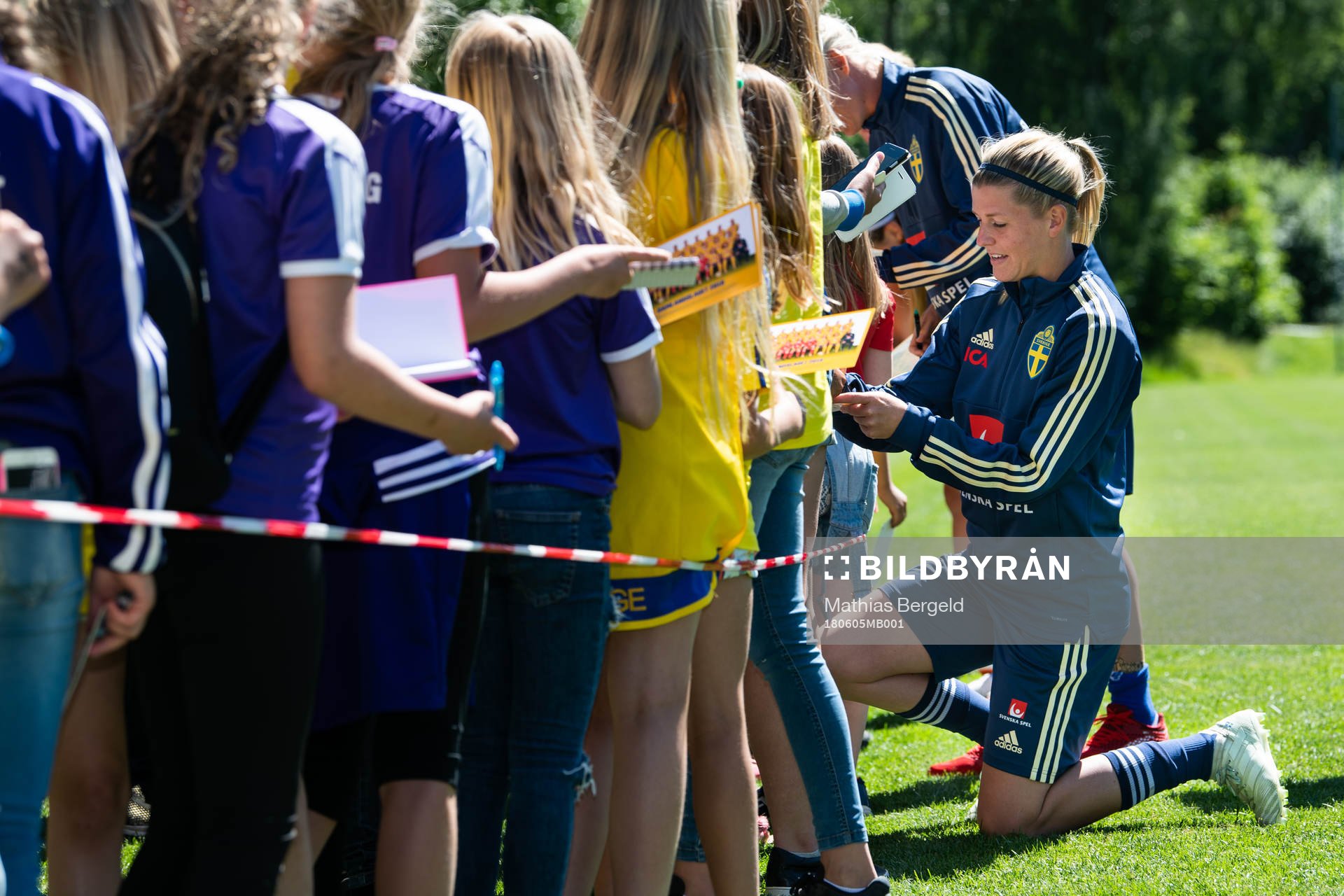 Olivia Schough skriver autografer