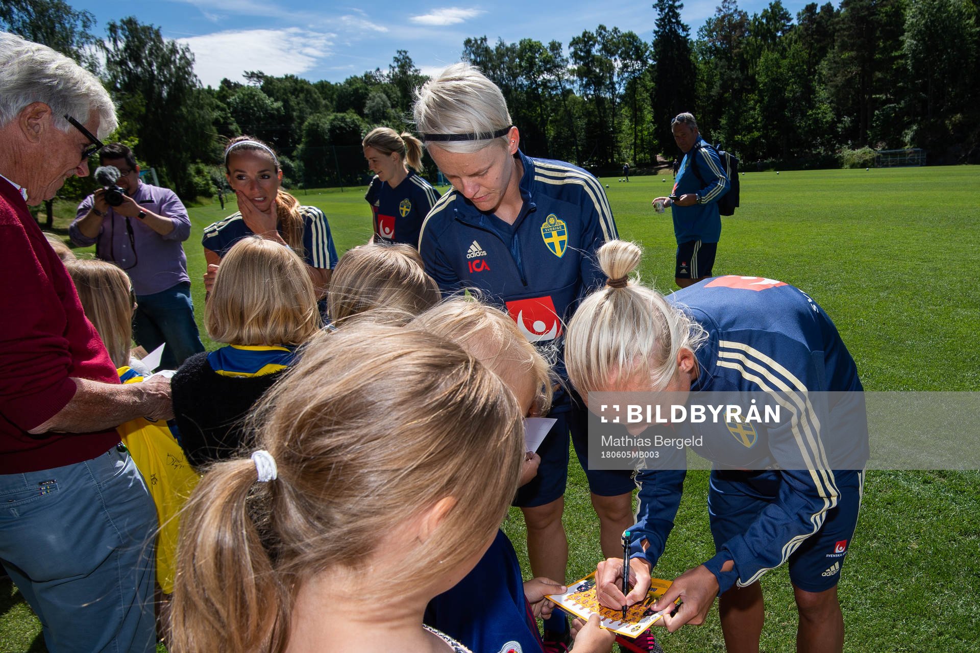 Nilla Fischer och Caroline Seger skriver autografer