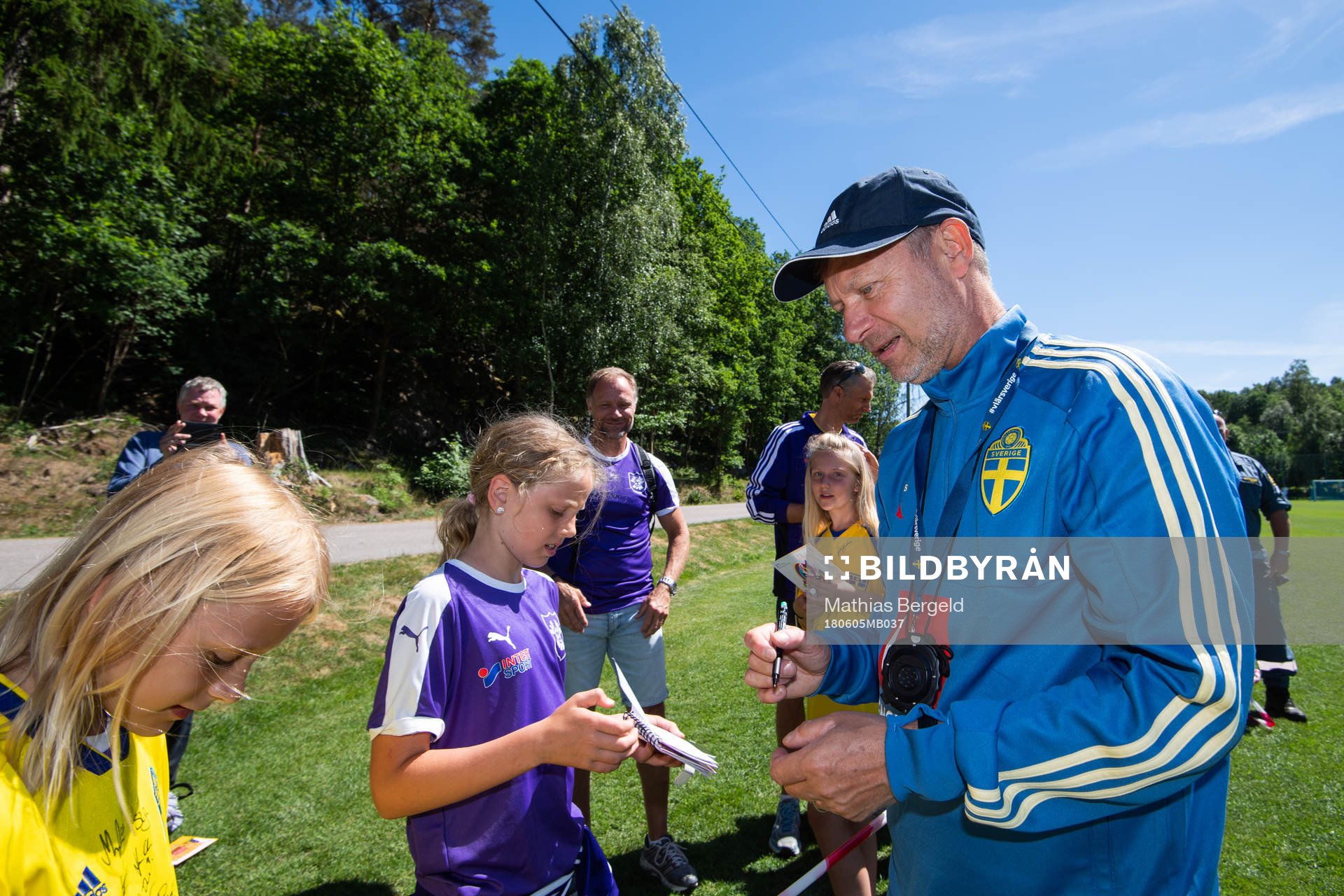 Förbundskapten Peter Gerhardsson skriver autografer