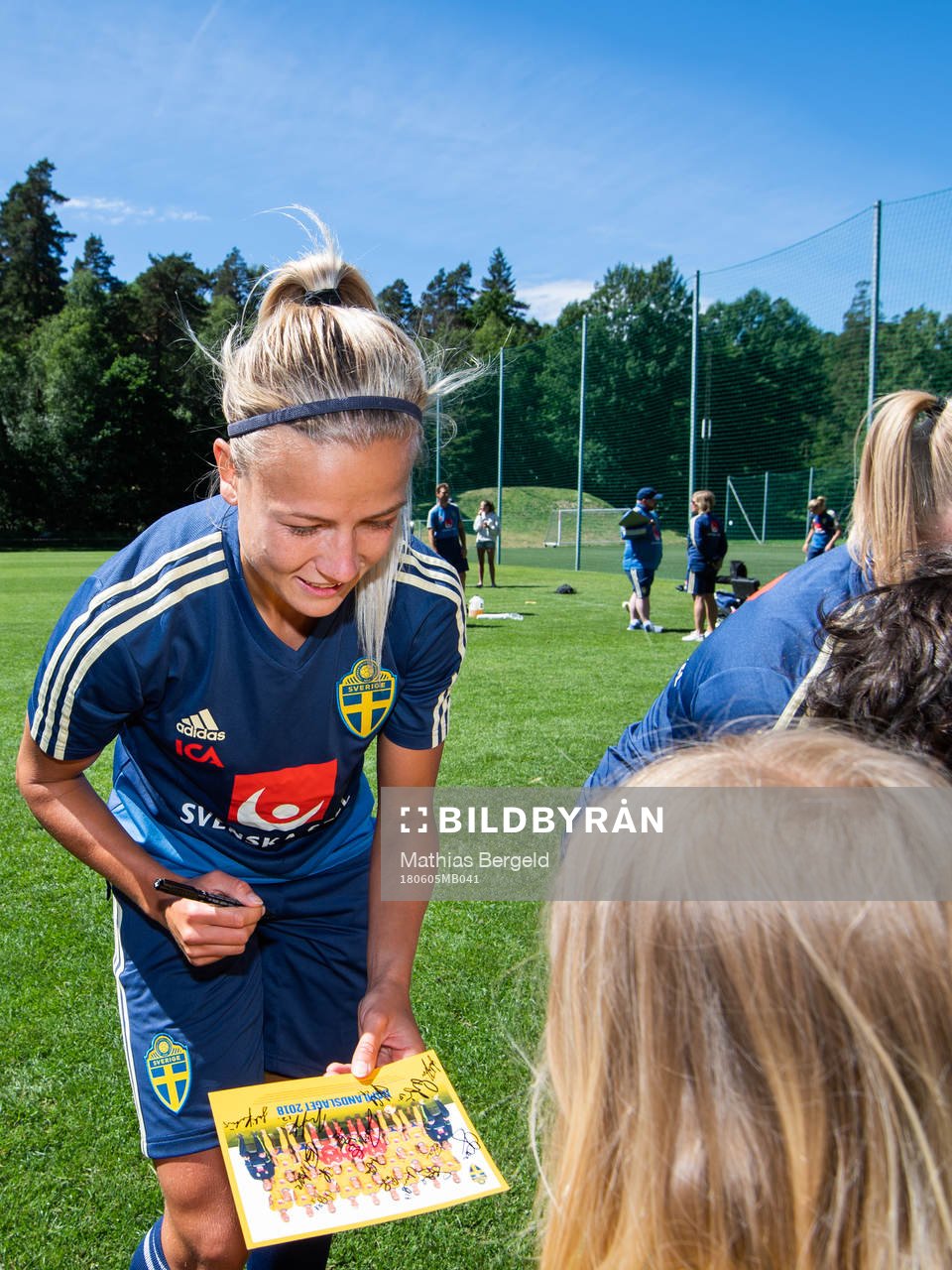 Hanna Glas signerar en bild