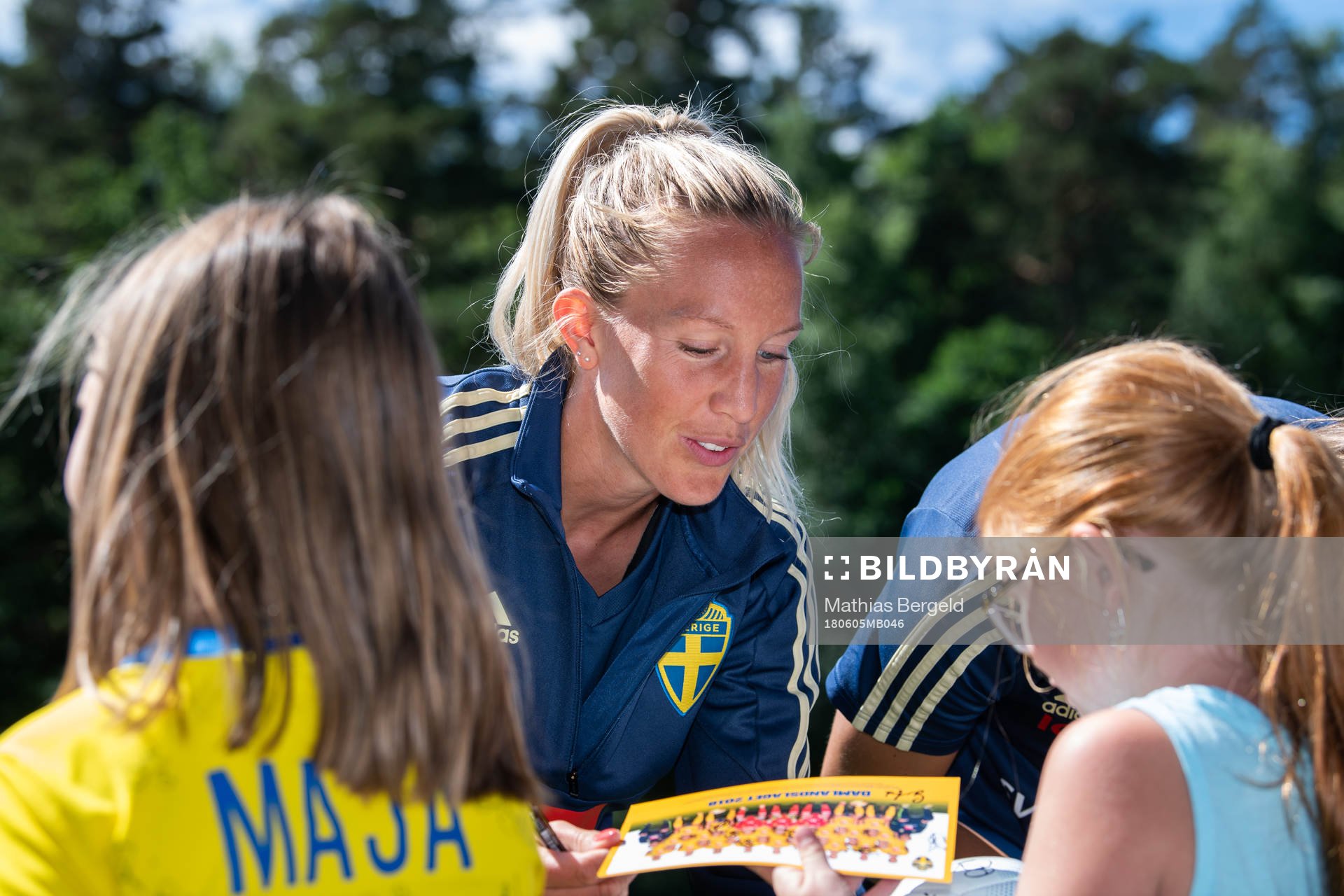 Julia Roddar skriver autografer