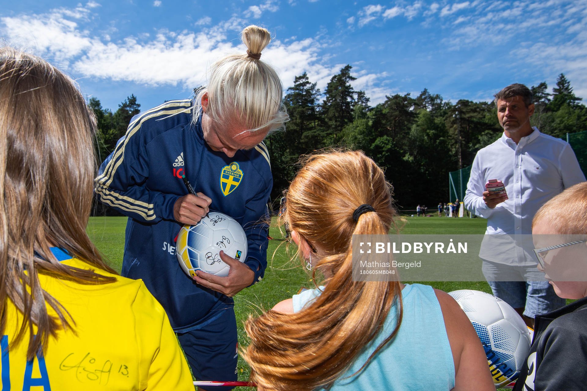 Caroline Seger signerar en boll