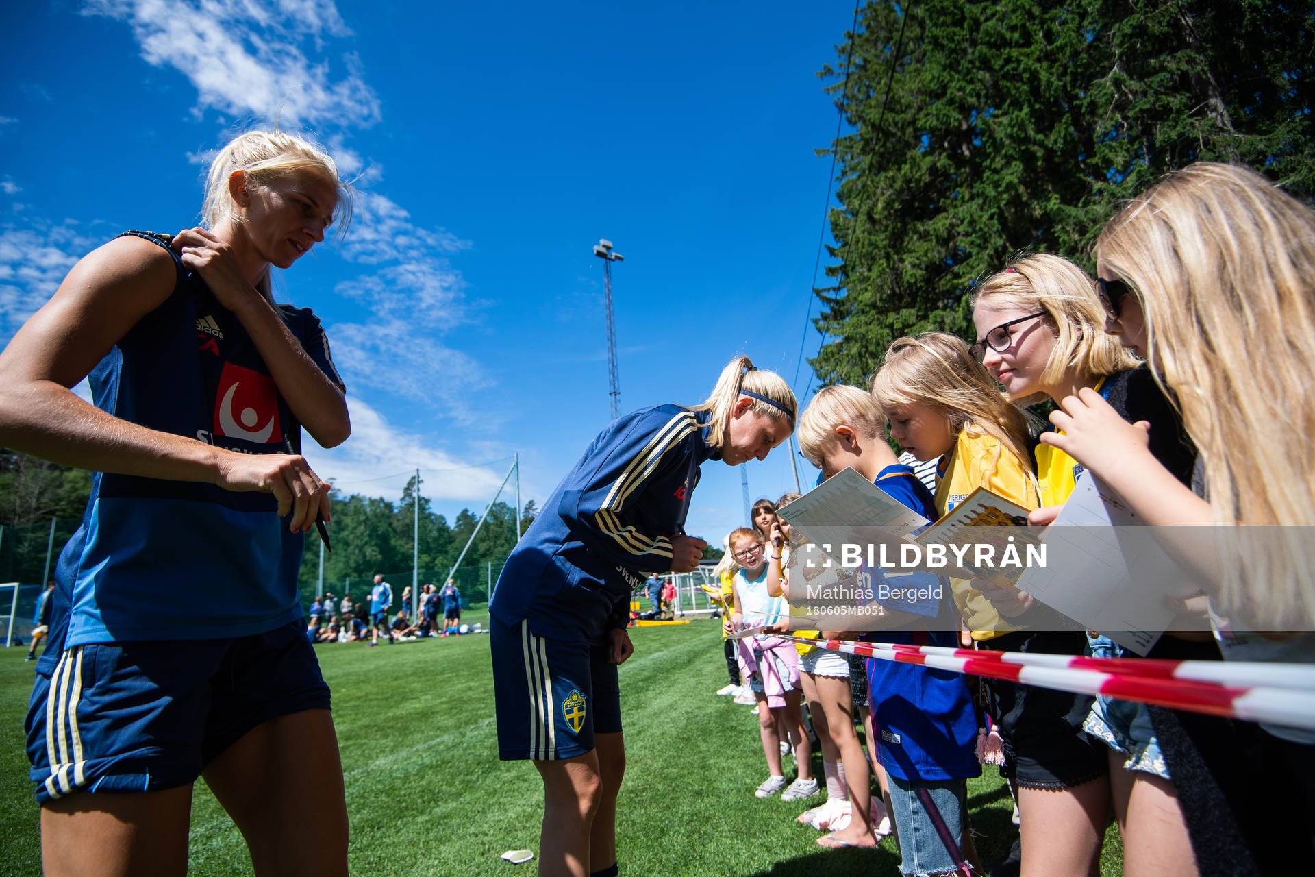 Sofia Jakobsson och Olivia Schough skriver autografer