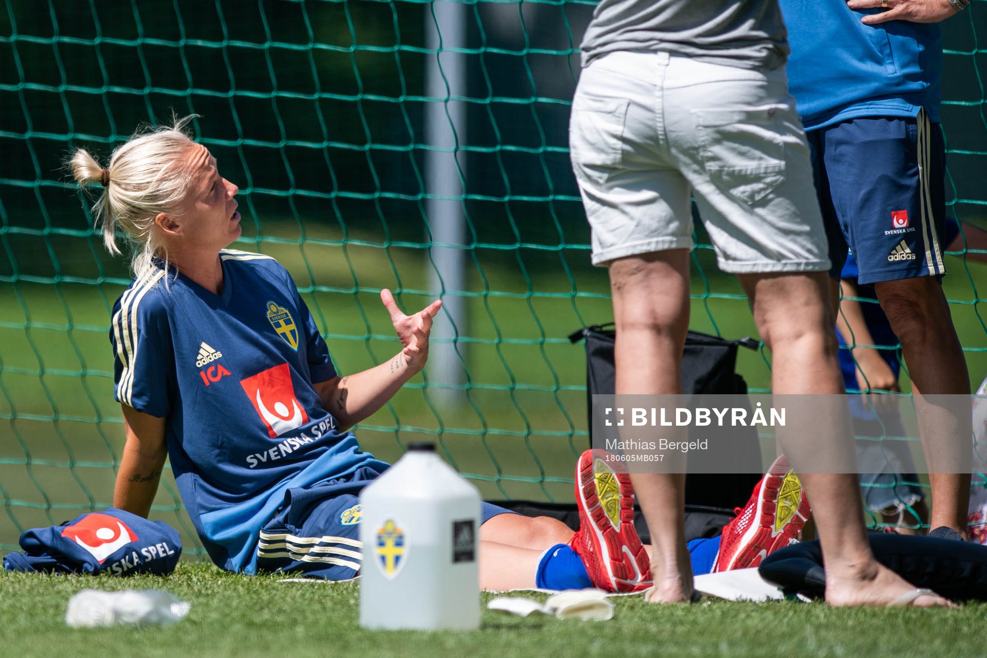 Caroline Seger sitter ner