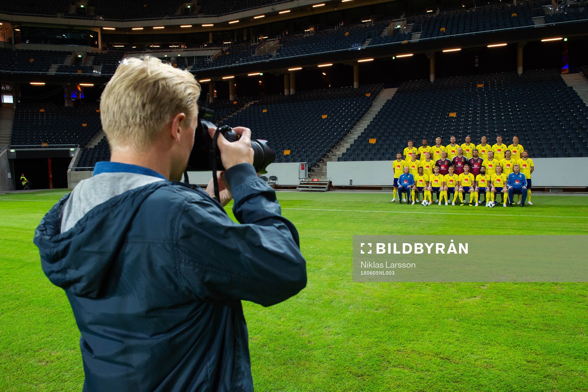 Joel Marklund, chefsfotograf Bildbyrån, tar en lagbild av
