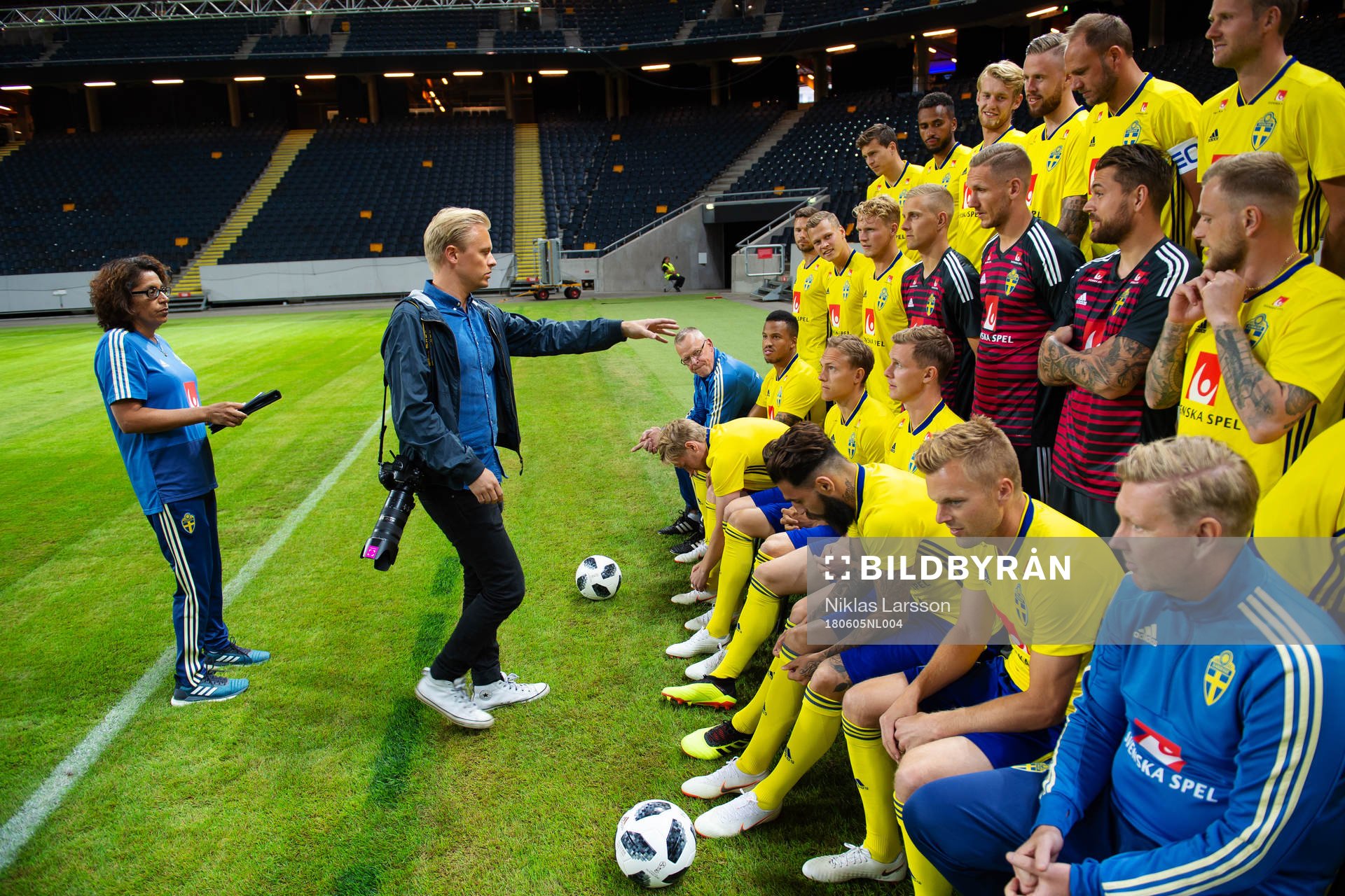 Joel Marklund, chefsfotograf Bildbyrån, ger instruktioner