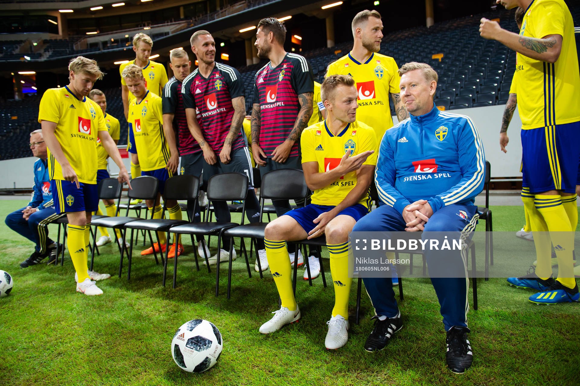 Sebastian Larsson pratar med Peter Wettergren, assisterande
