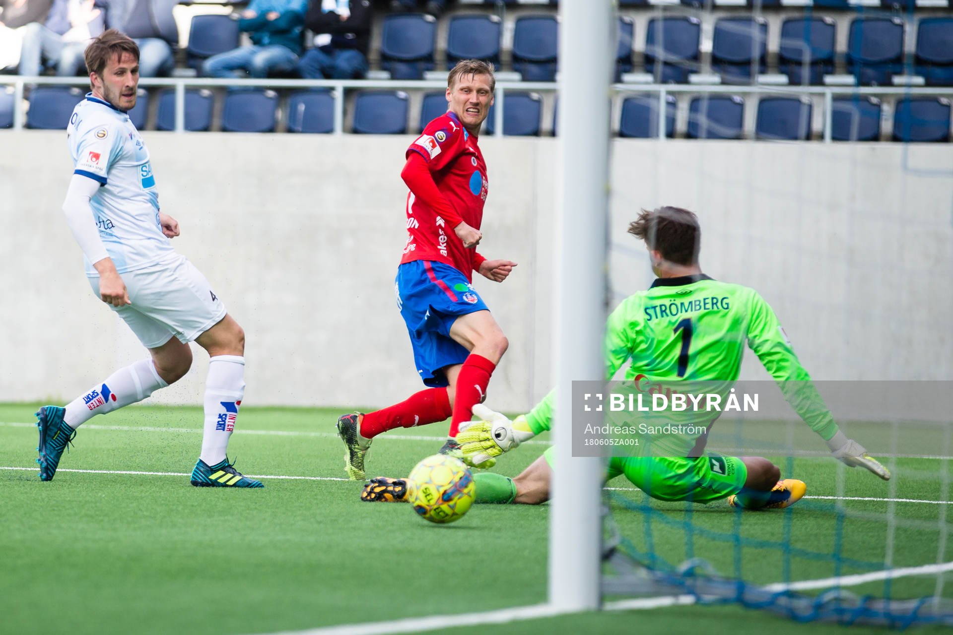 Helsingborgs Andri Runar Bjarnason med ett skott precis