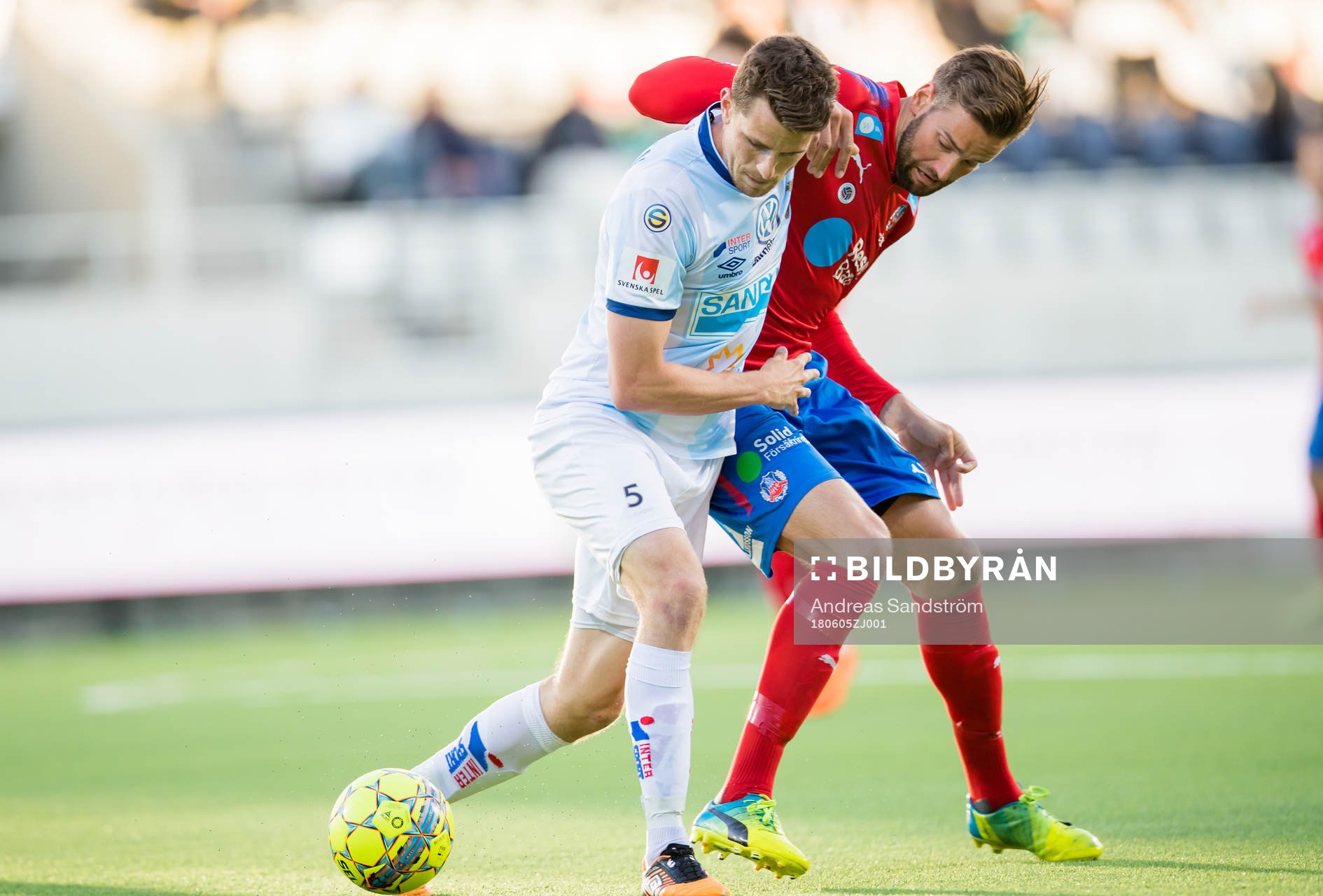 Gefles Jesper Björkman i kamp om bollen med Helsingborgs