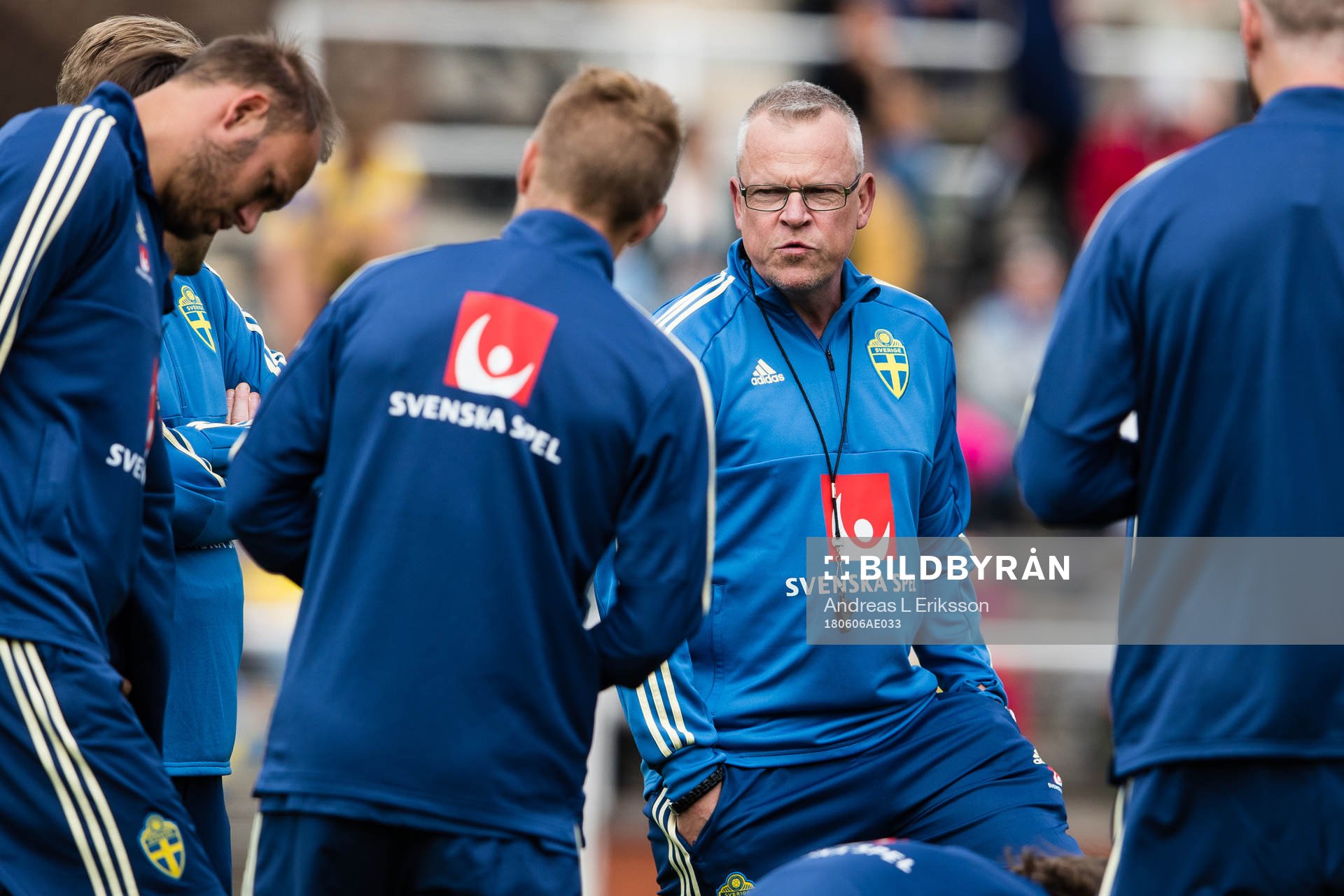 Sveriges förbundskapten Janne Andersson instruerar spelarna