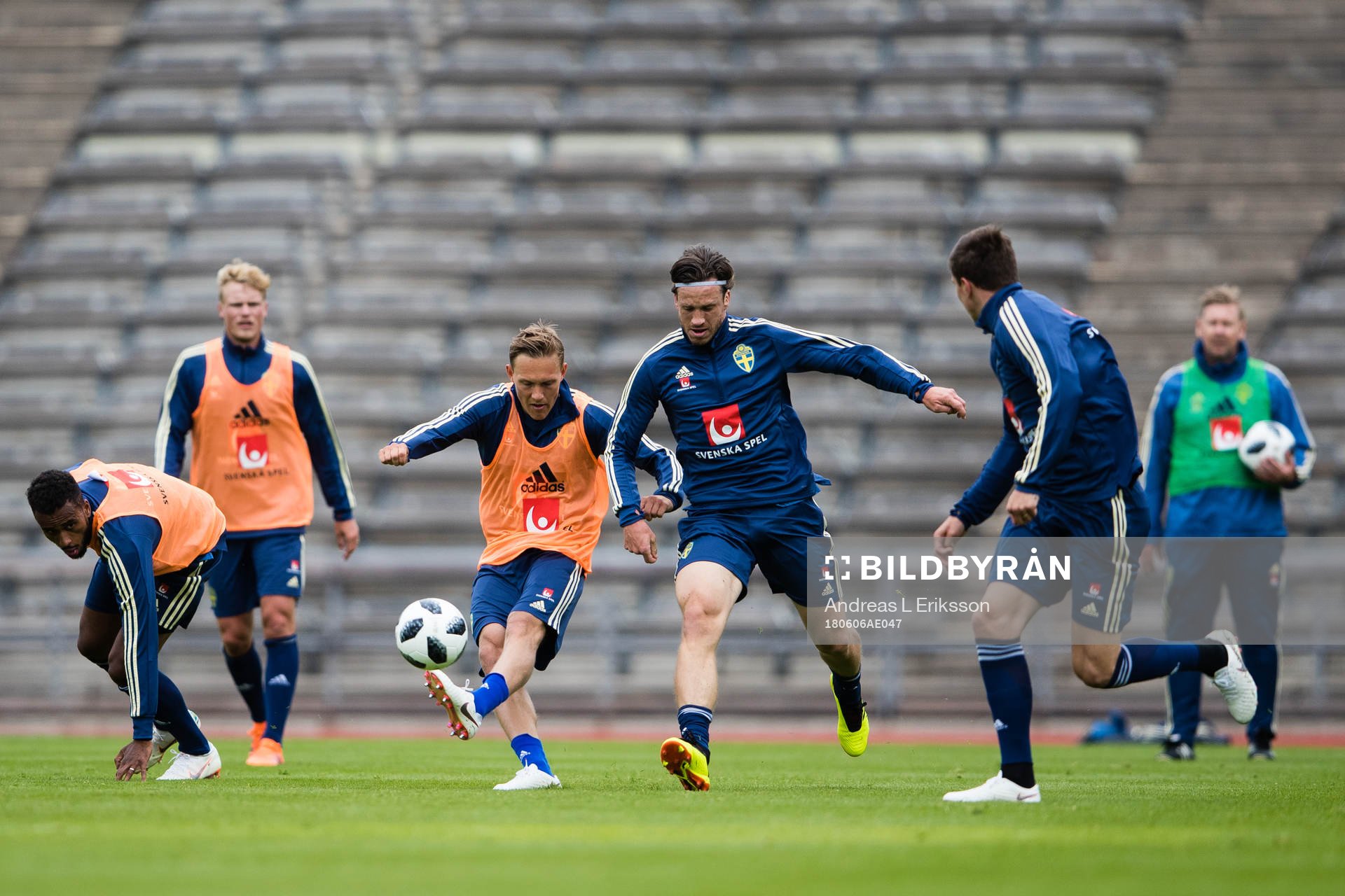 Sveriges Ludwig Augustinsson i kamp om bollen med Gustav