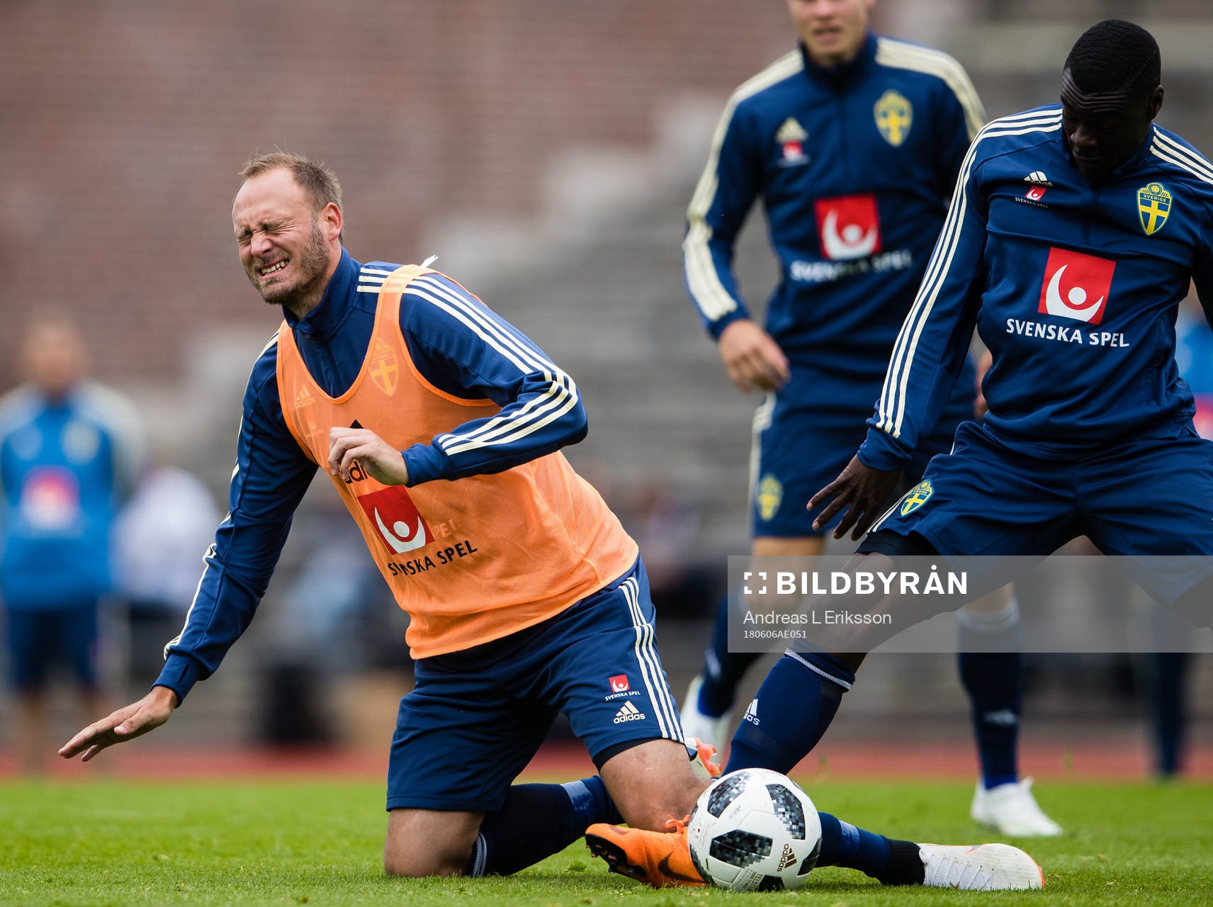 Sveriges Andreas Granqvist i kamp om bollen med Ken Sema