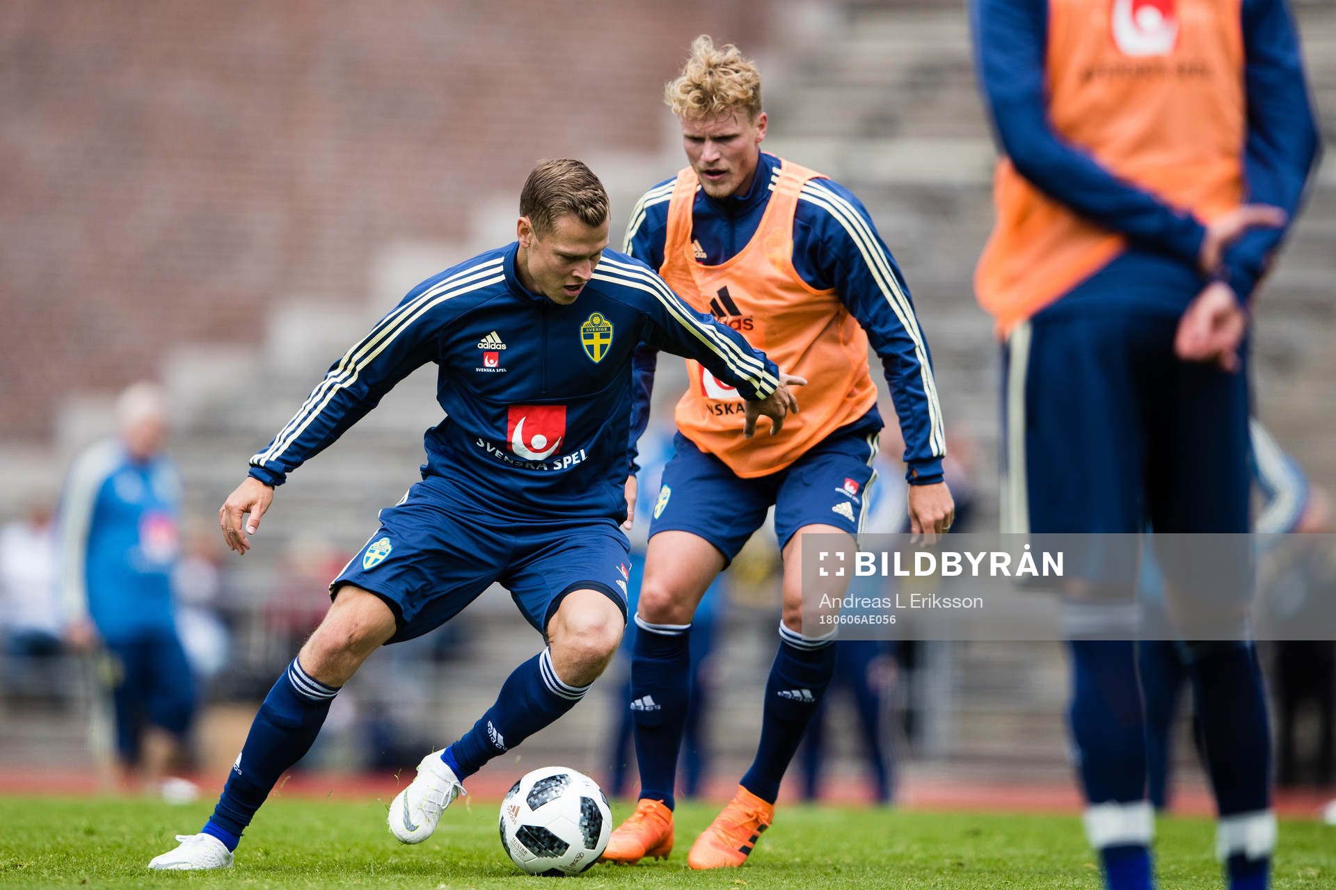 Sveriges Viktor Claesson i kamp om bollen med Oscar