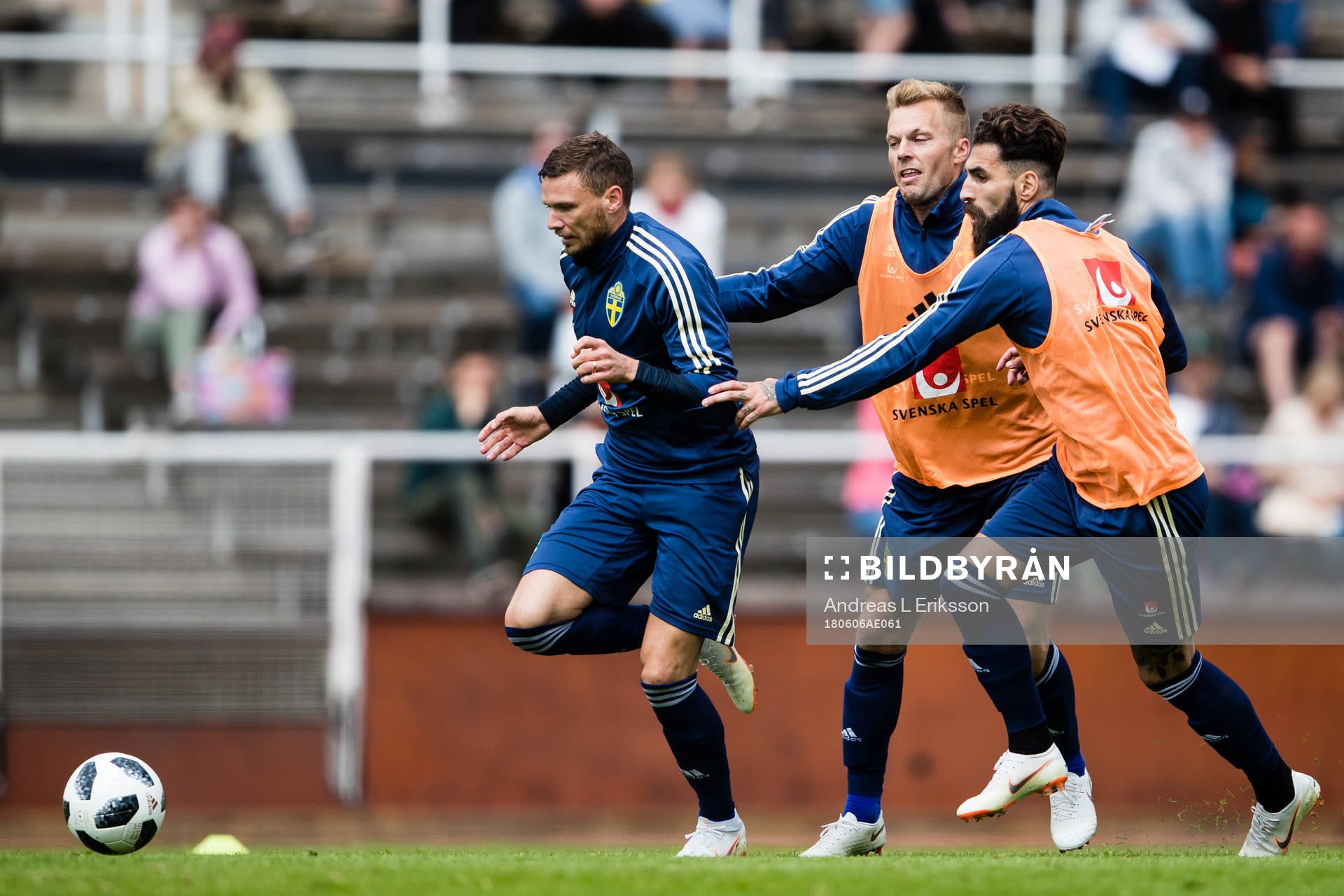 Sveriges Marcus Berg jagas av Sebastian Larsson och Jimmy