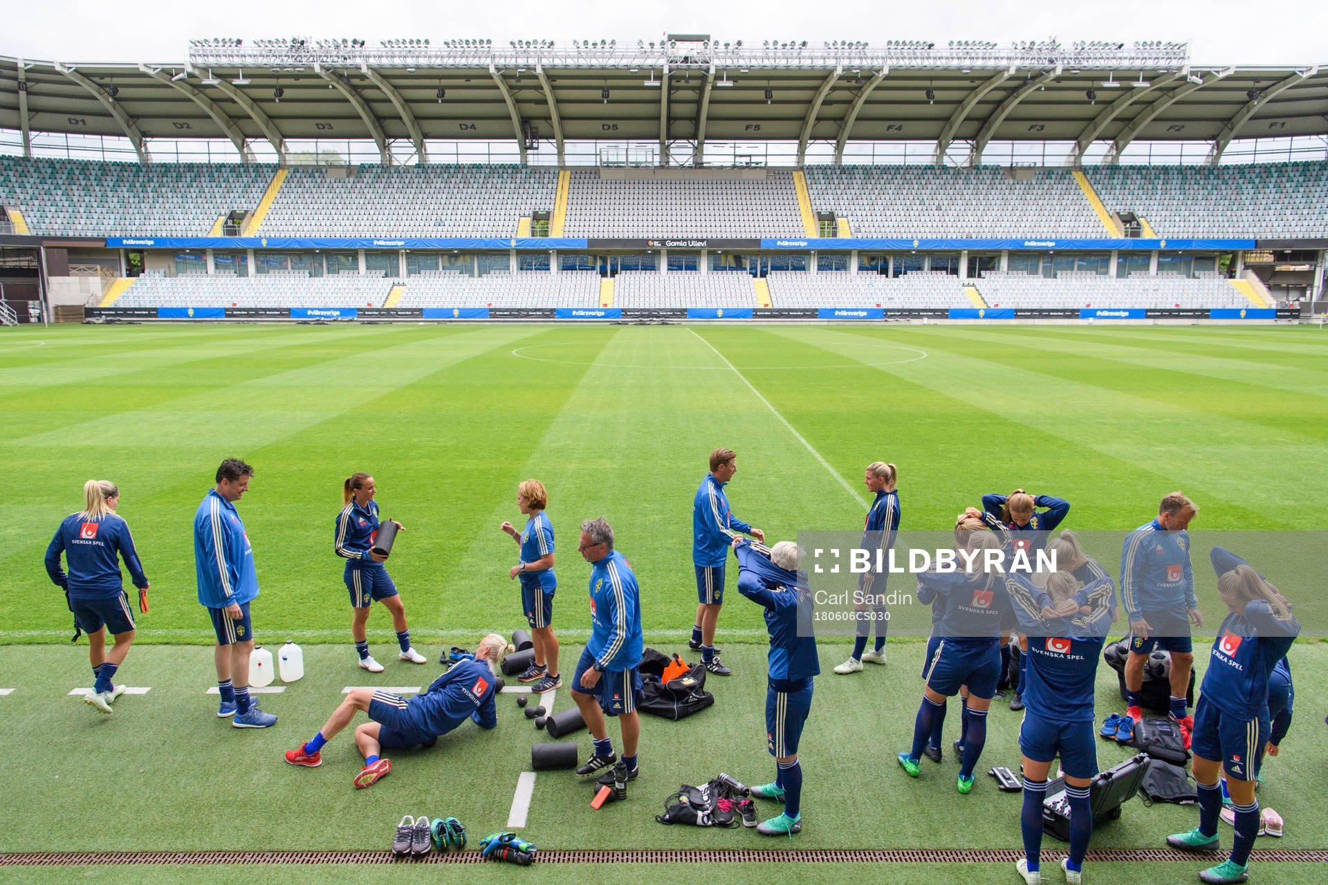 Spelarna värmer upp på Gamla Ullevi innan en träning med