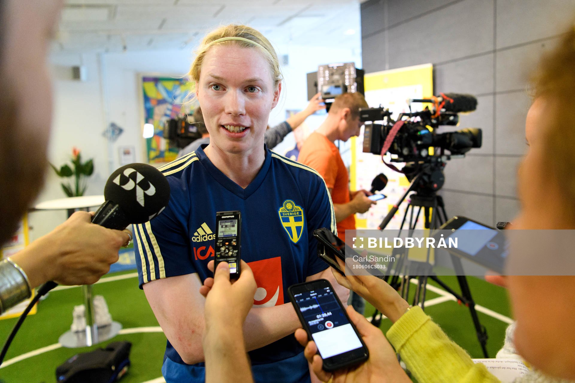 Målvakt Hedvig Lindahl blir intervjuad
