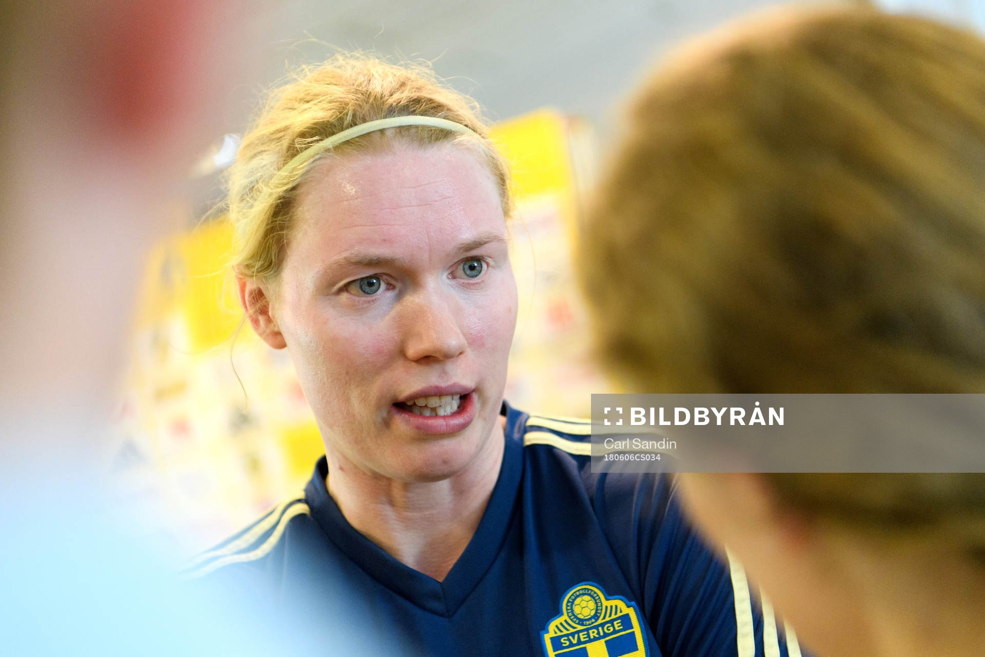 Målvakt Hedvig Lindahl blir intervjuad