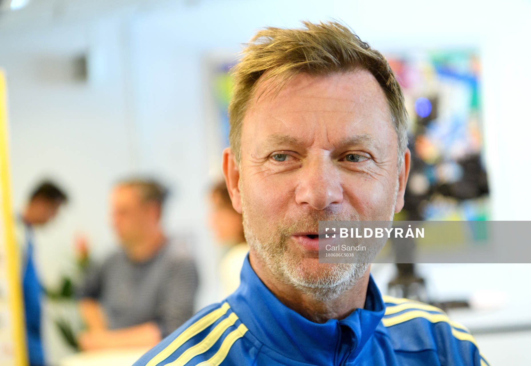 Förbundskapten Peter Gerhardsson blir intervjuad
