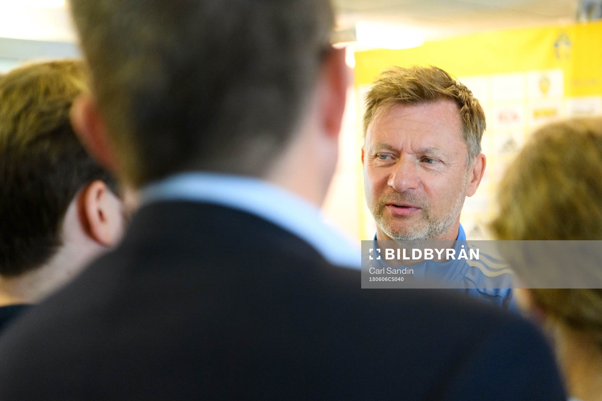Förbundskapten Peter Gerhardsson blir intervjuad