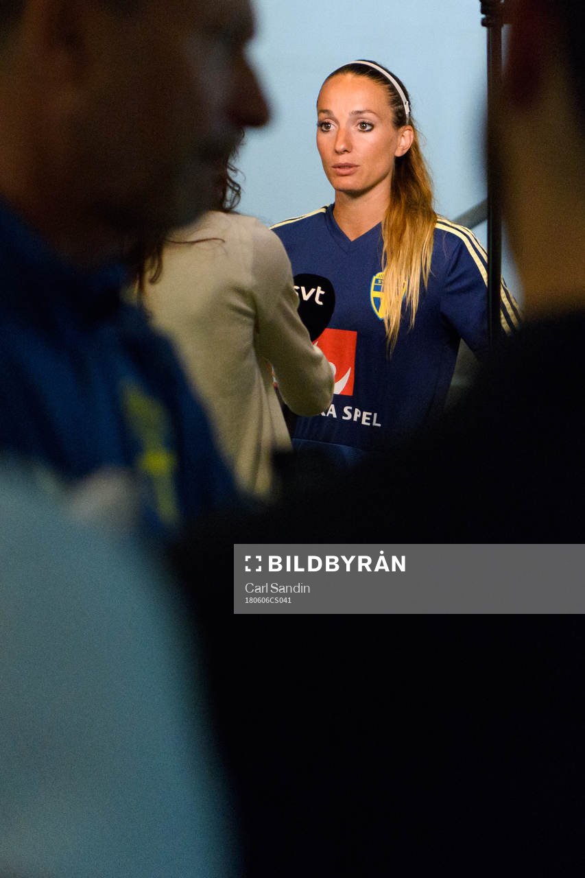 Kosovare Asllani blir intervjuad