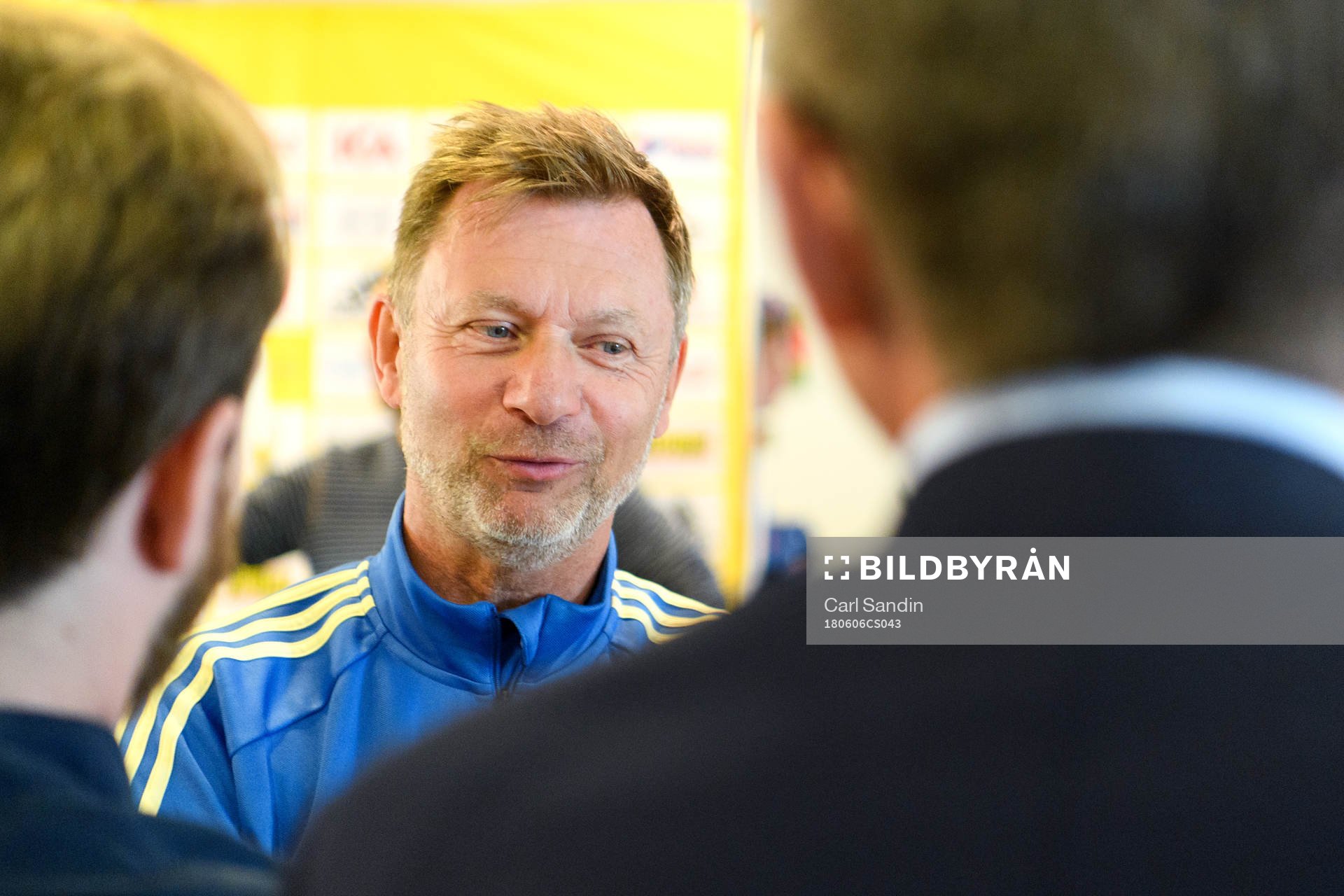 Förbundskapten Peter Gerhardsson blir intervjuad