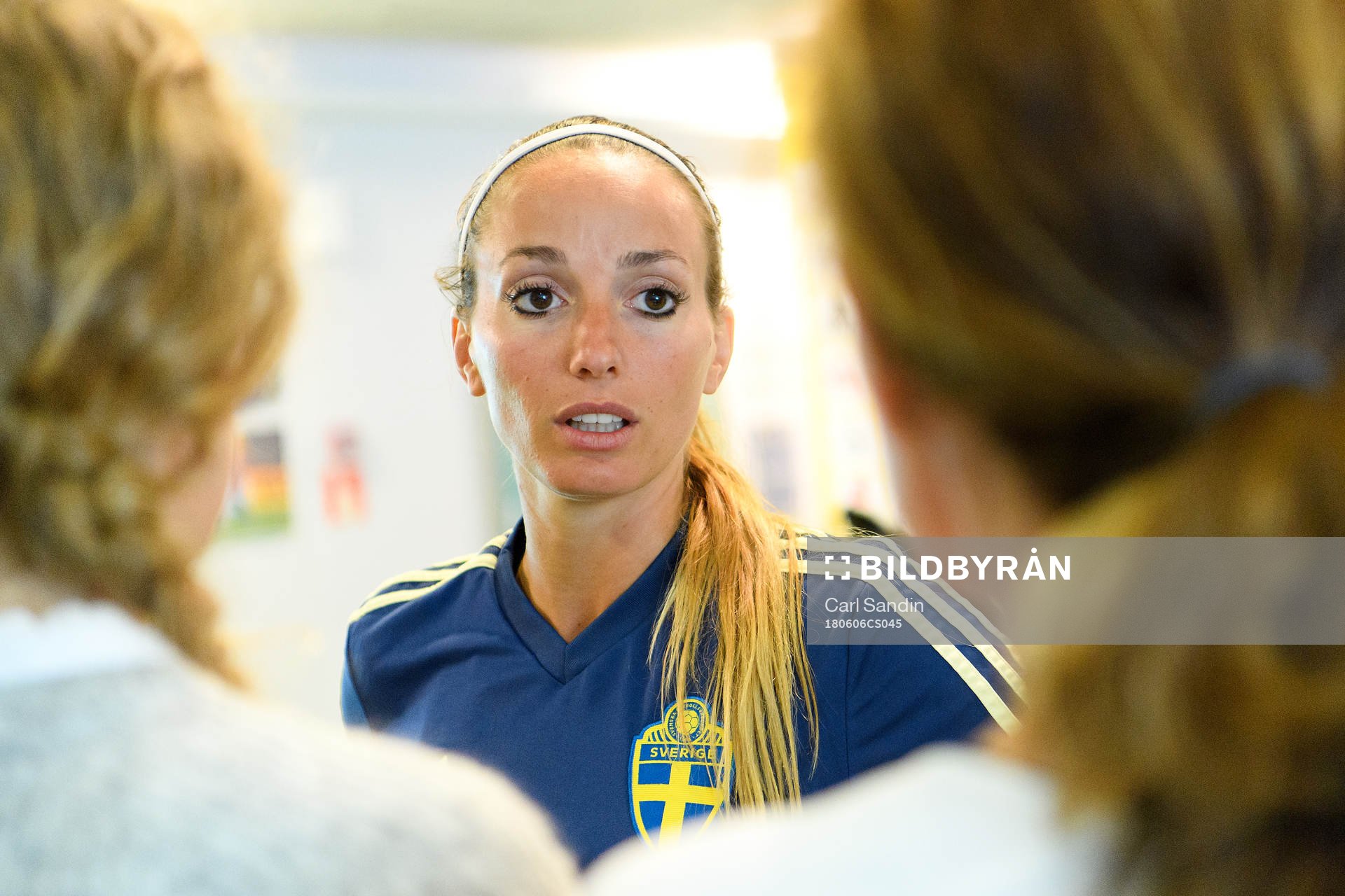 Kosovare Asllani blir intervjuad
