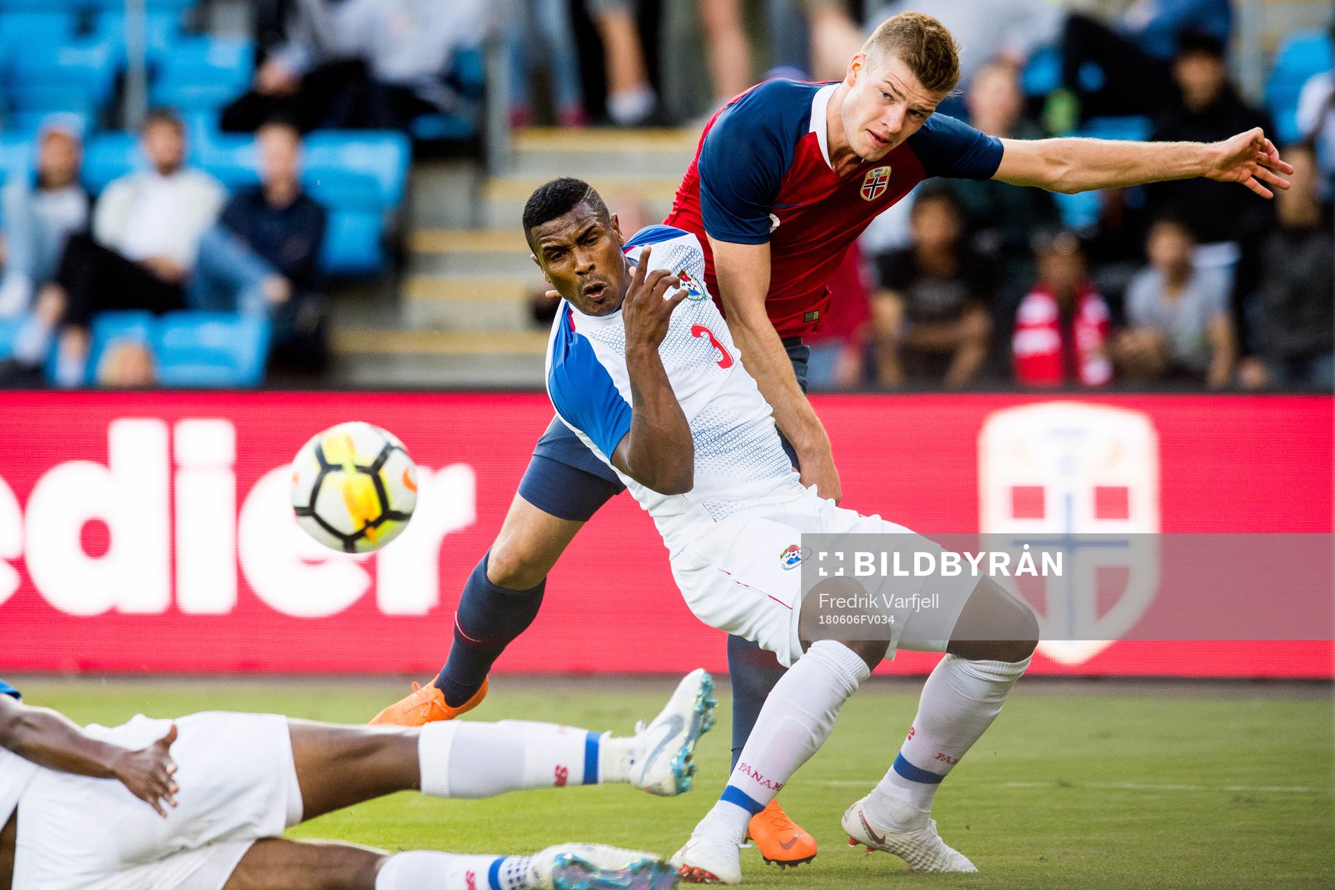 Harold Cummings of Panama and Alexander Sørloth of Norway