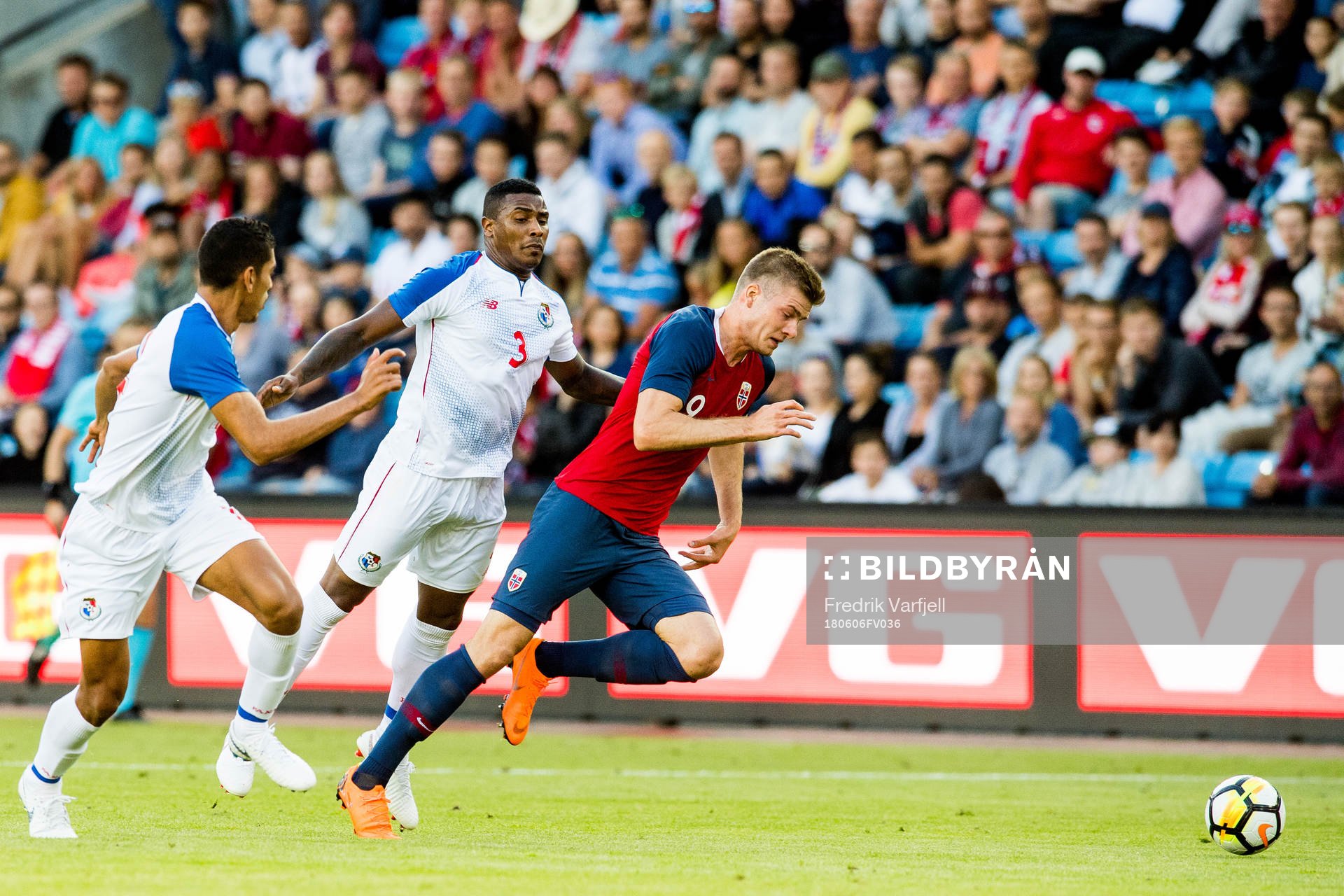 Harold Cummings of Panama and Alexander Sørloth of Norway