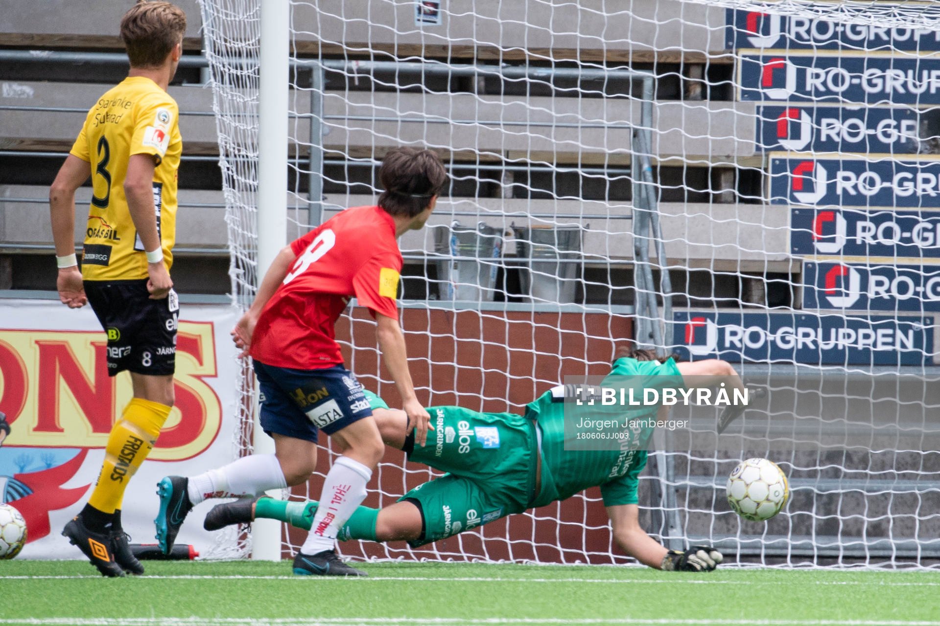Örgrytes Simon Broberg gör 0-1 på Elfsborgs målvakt