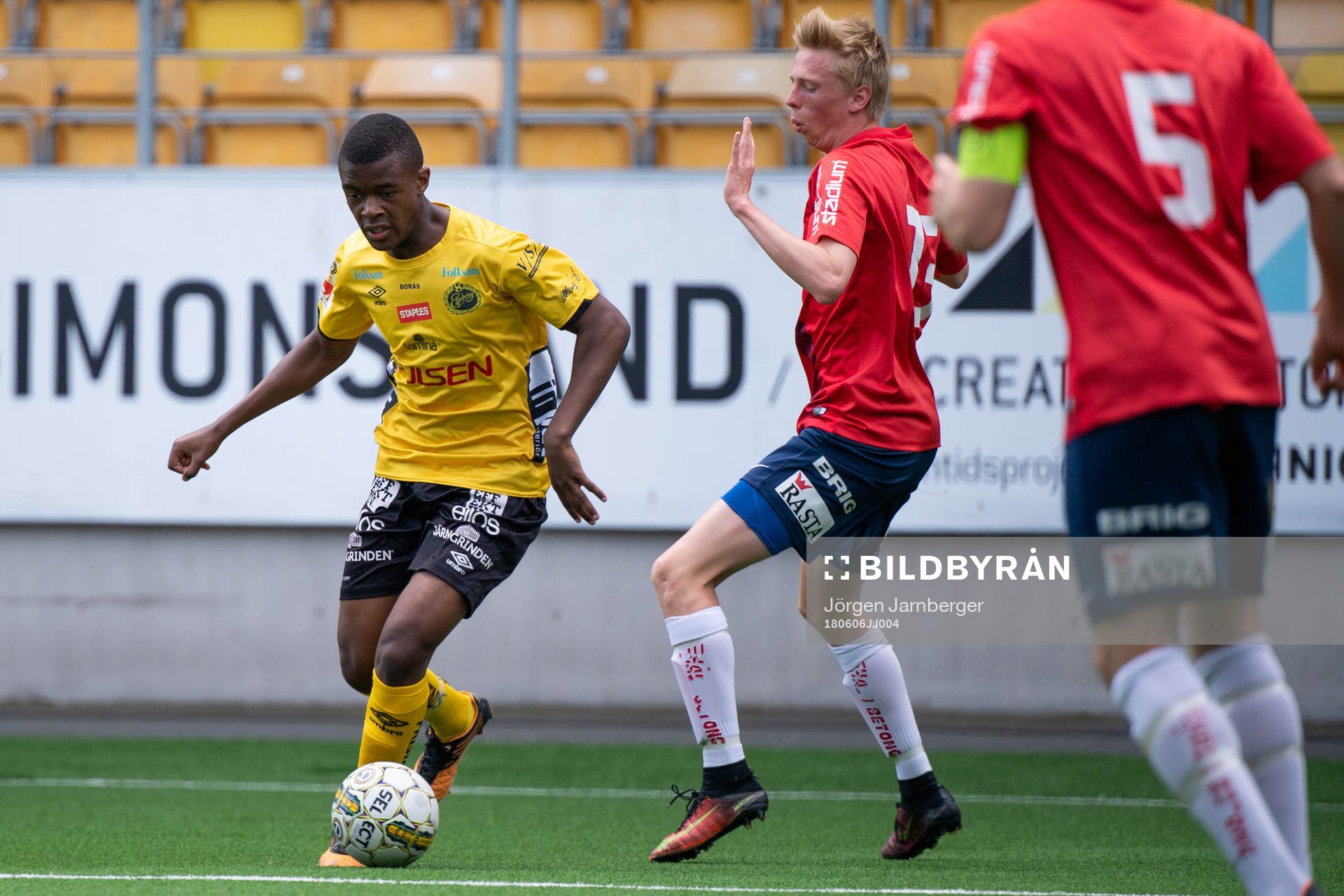 Elfsborgs Ornel Makindu och Örgrytes Kevin Fransson